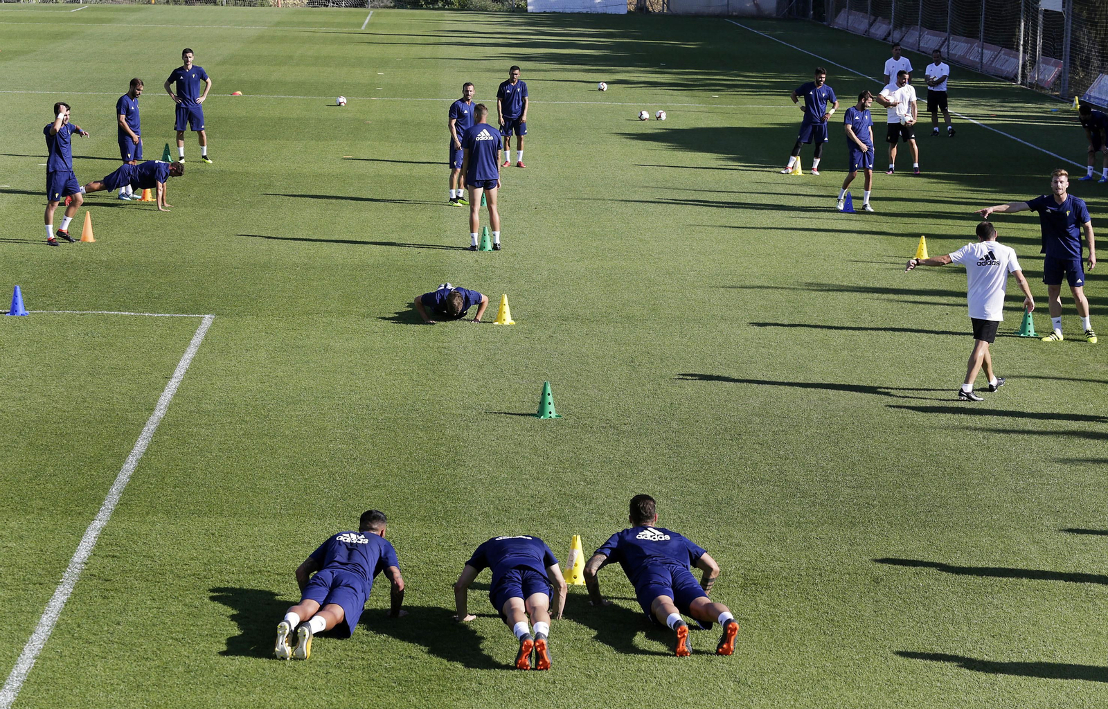 Los jugadores se ejercitan bajo las órdenes del nuevo preparador físico.