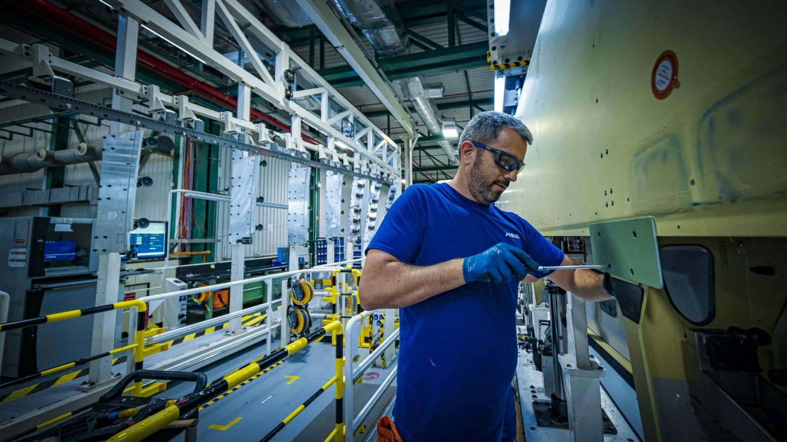 Un operario de Airbus trabaja en una de las líneas de producción de la planta de Cádiz.