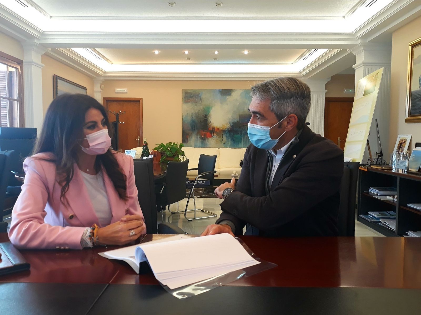 La delegada territorial de Turismo de la Junta en Málaga, Nuria Rodríguez, y el alcalde de Benalmádena, Víctor Navas.