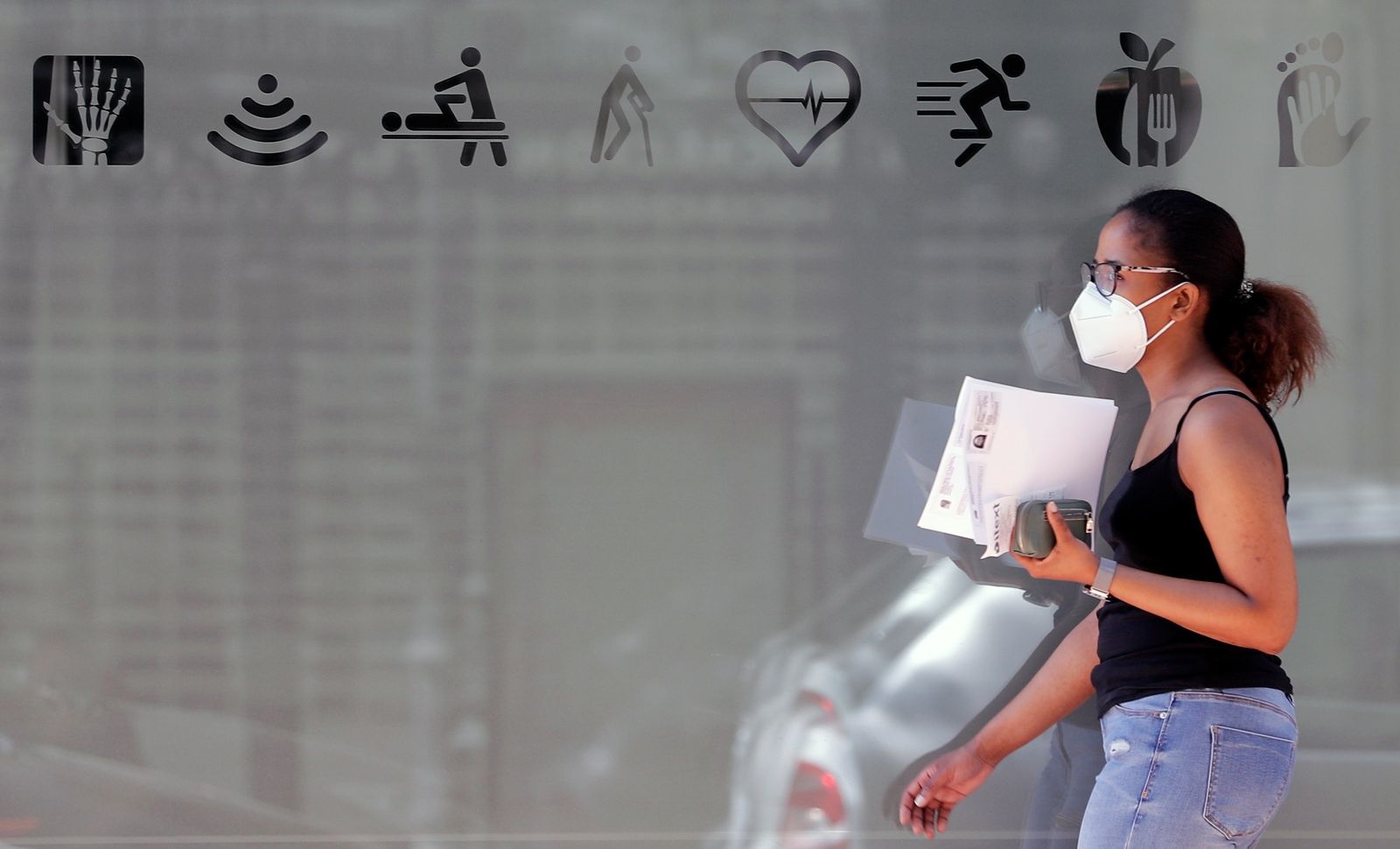 Una joven pasea por la calle.