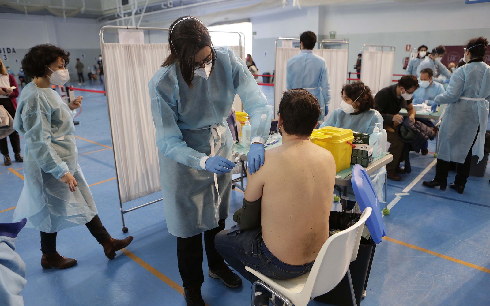 Vacunación de profesores en el pabellón deportivo del SADUS