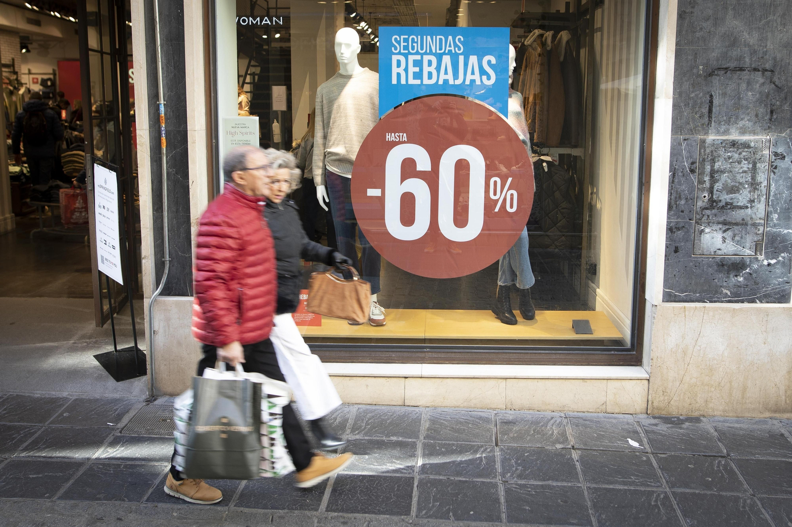 El primer día 'oficial' de rebajas en Granada, en imágenes