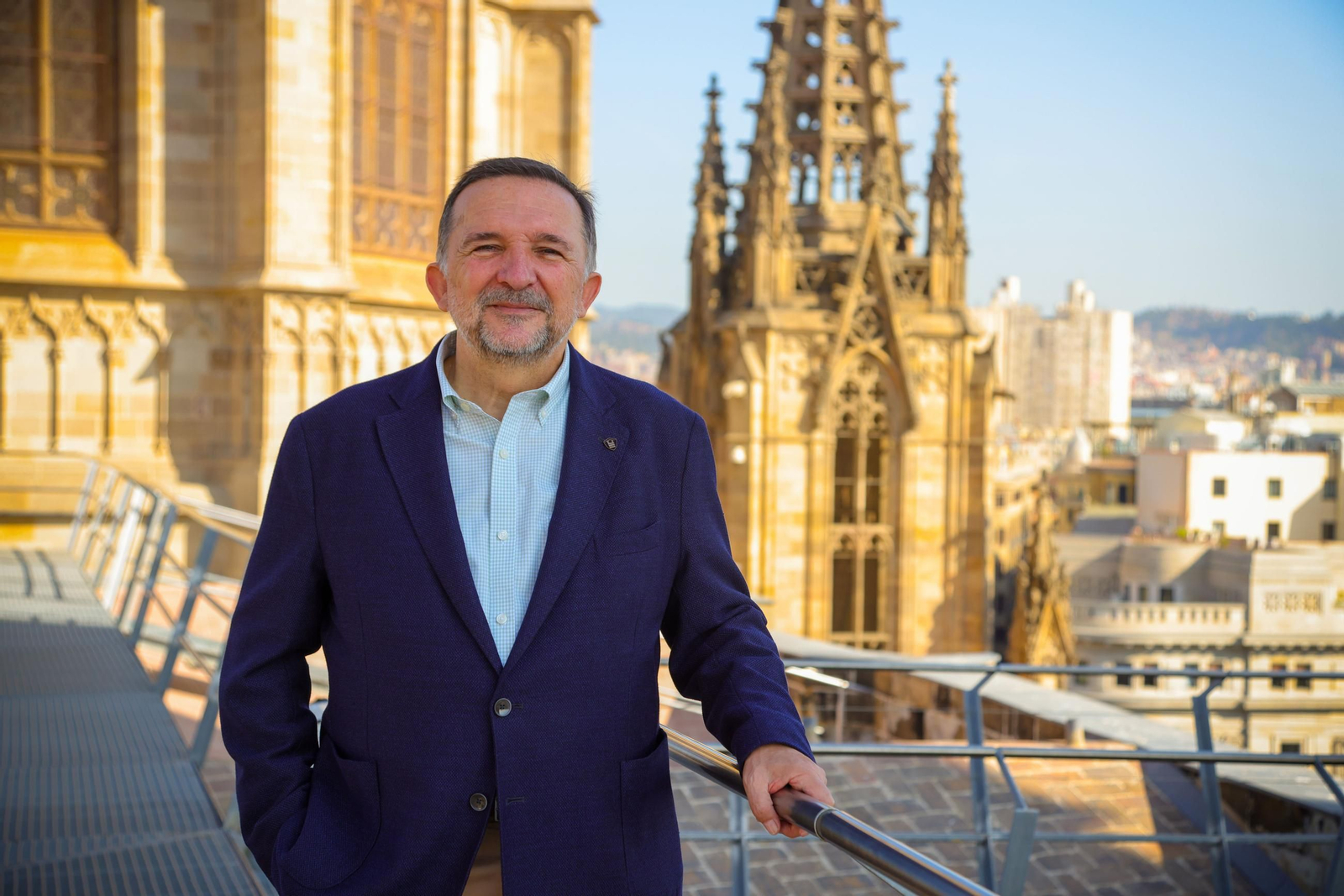 El narrador y periodista Sergio Vila-Sanjuán, fotografiado en los tejados de la Catedral de su Barcelona natal.