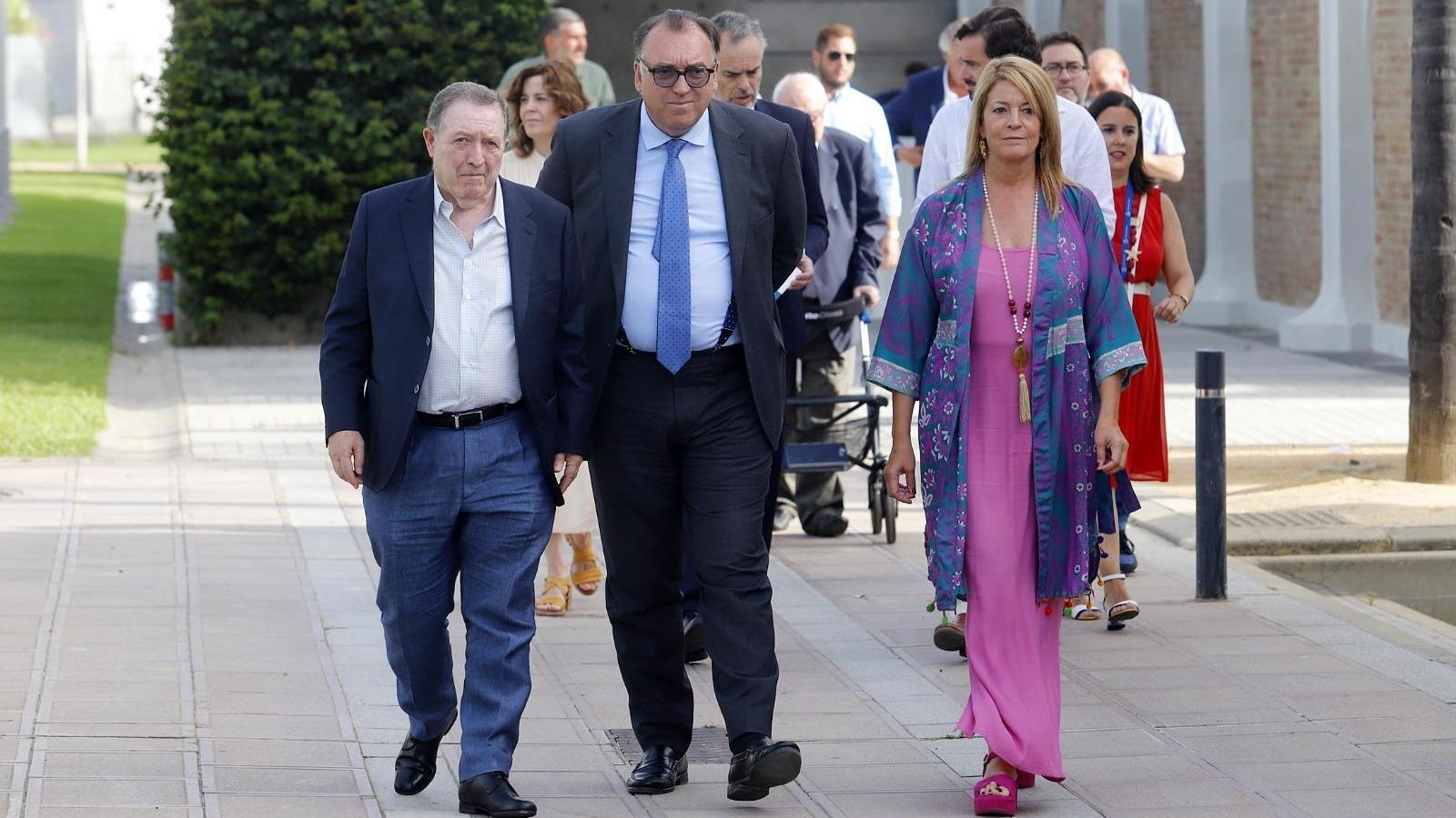Arturo Bernal (en el centro) esta mañana en las jornadas de Extenda en el Puerto de Huelva.