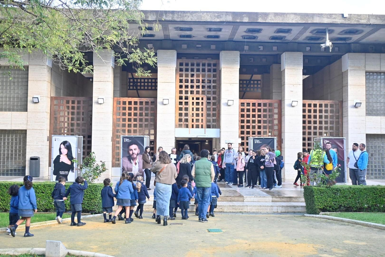 Niños entrando a ver una película en la Casa Colón.