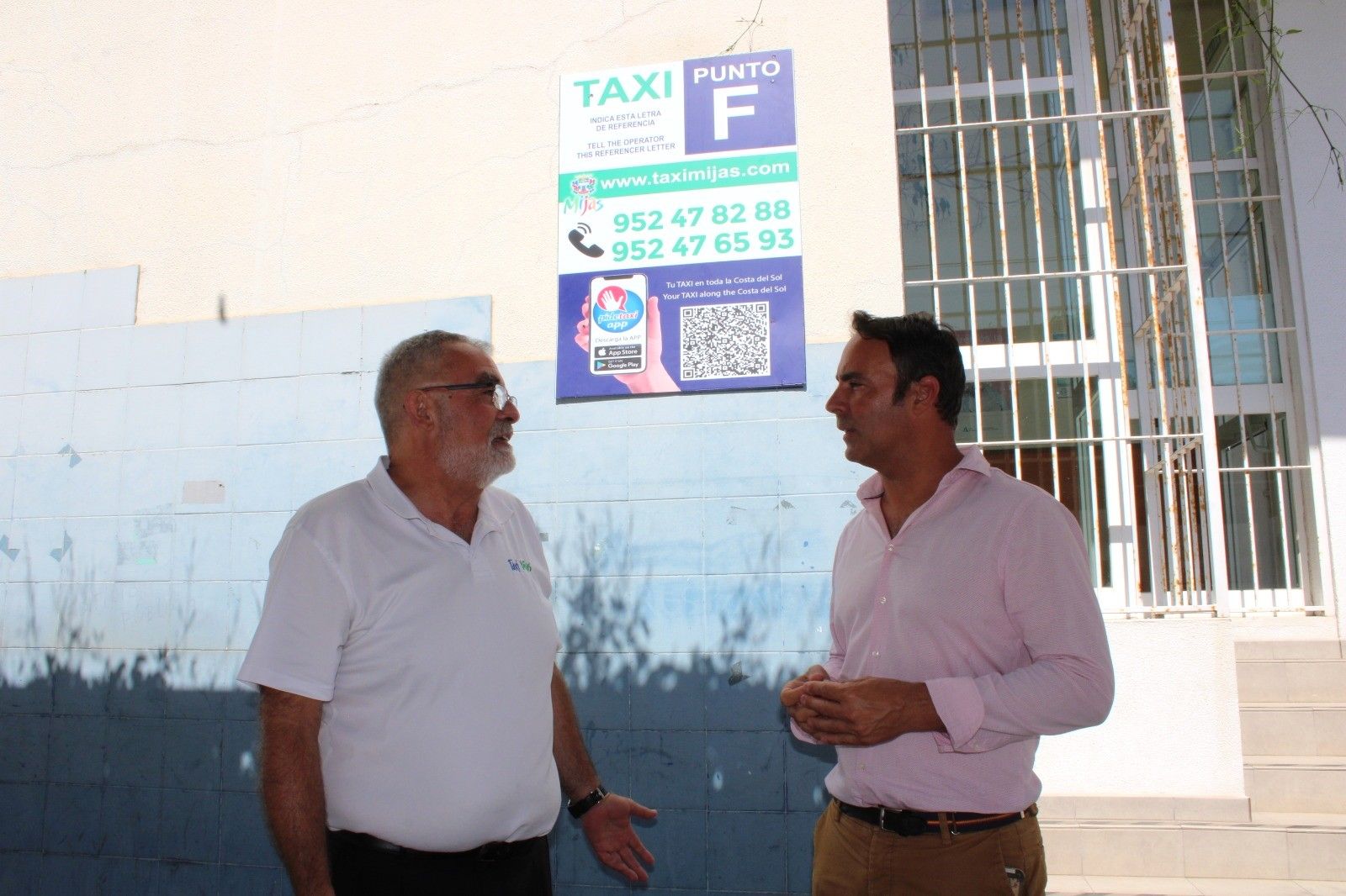 El concejal de Movilidad, Marco Cortés (D.), y el presidente de Radio Taxi Mijas, Guillermo Martín.