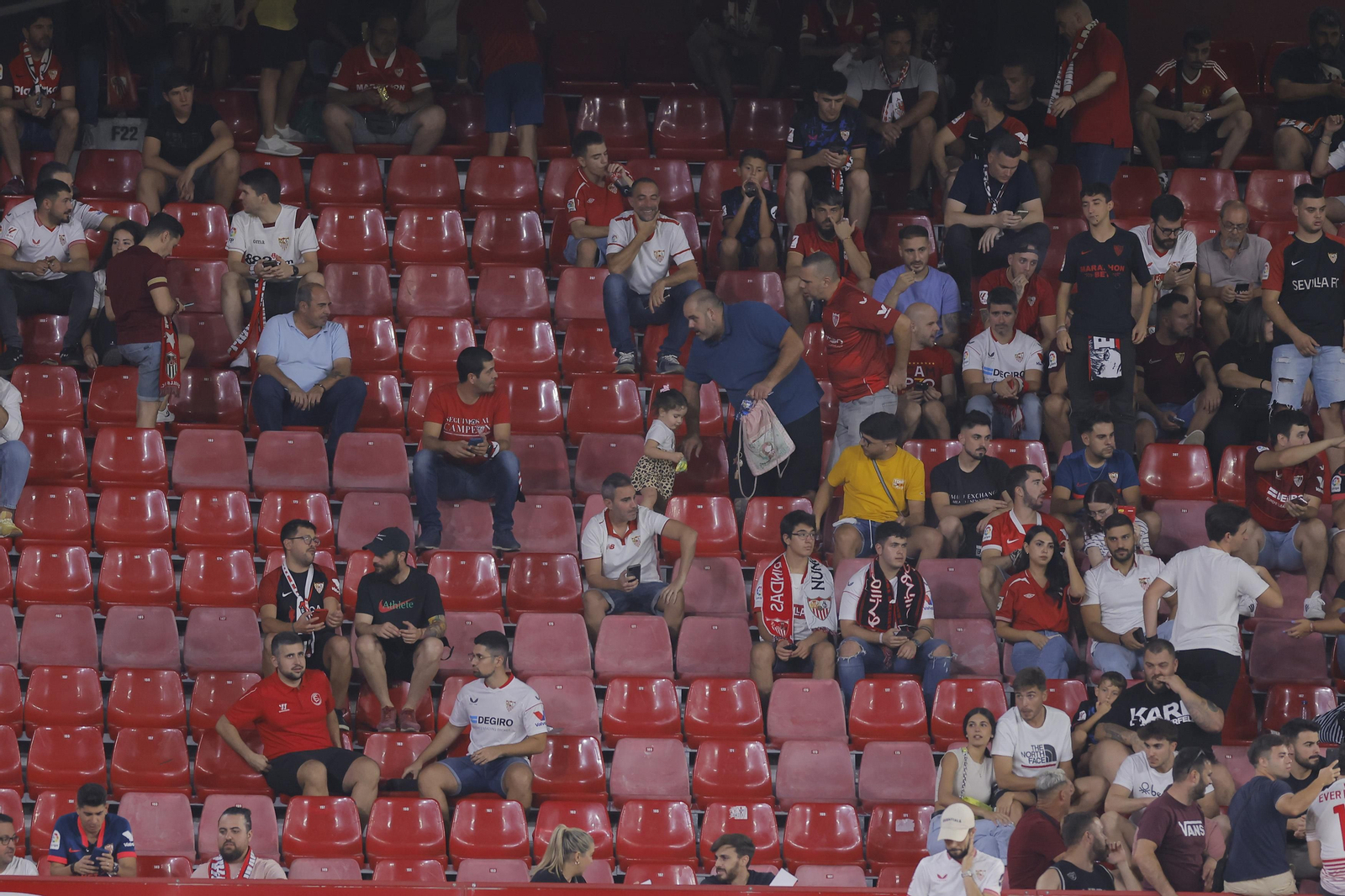 Búscate en las fotos del Sevilla-Rayo