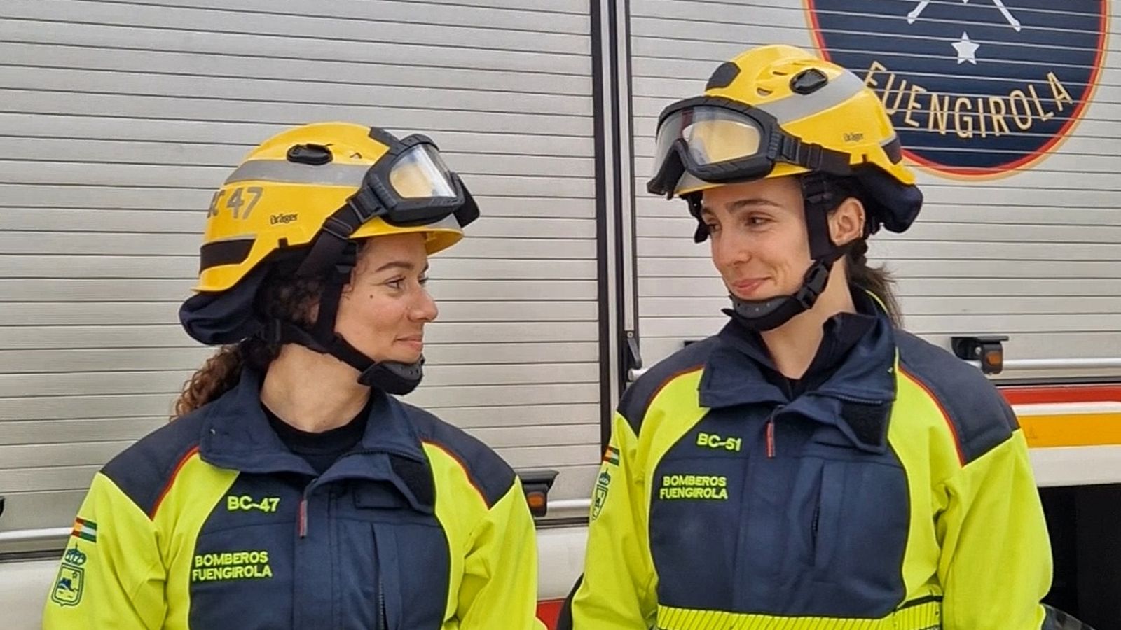 Las dos compañeras posan para una foto.