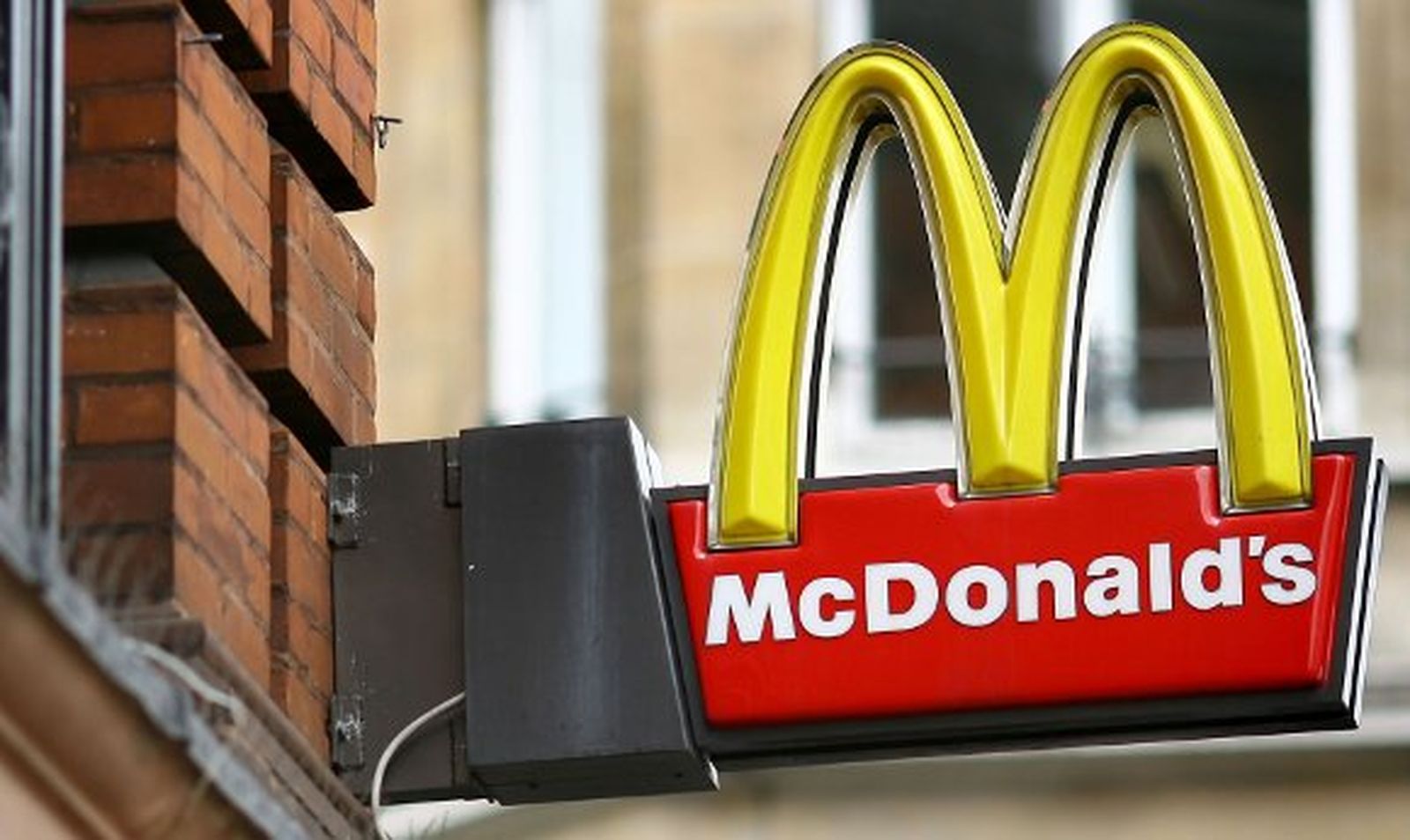 Multan a McDonald's por promover malos hábitos alimenticios en niños