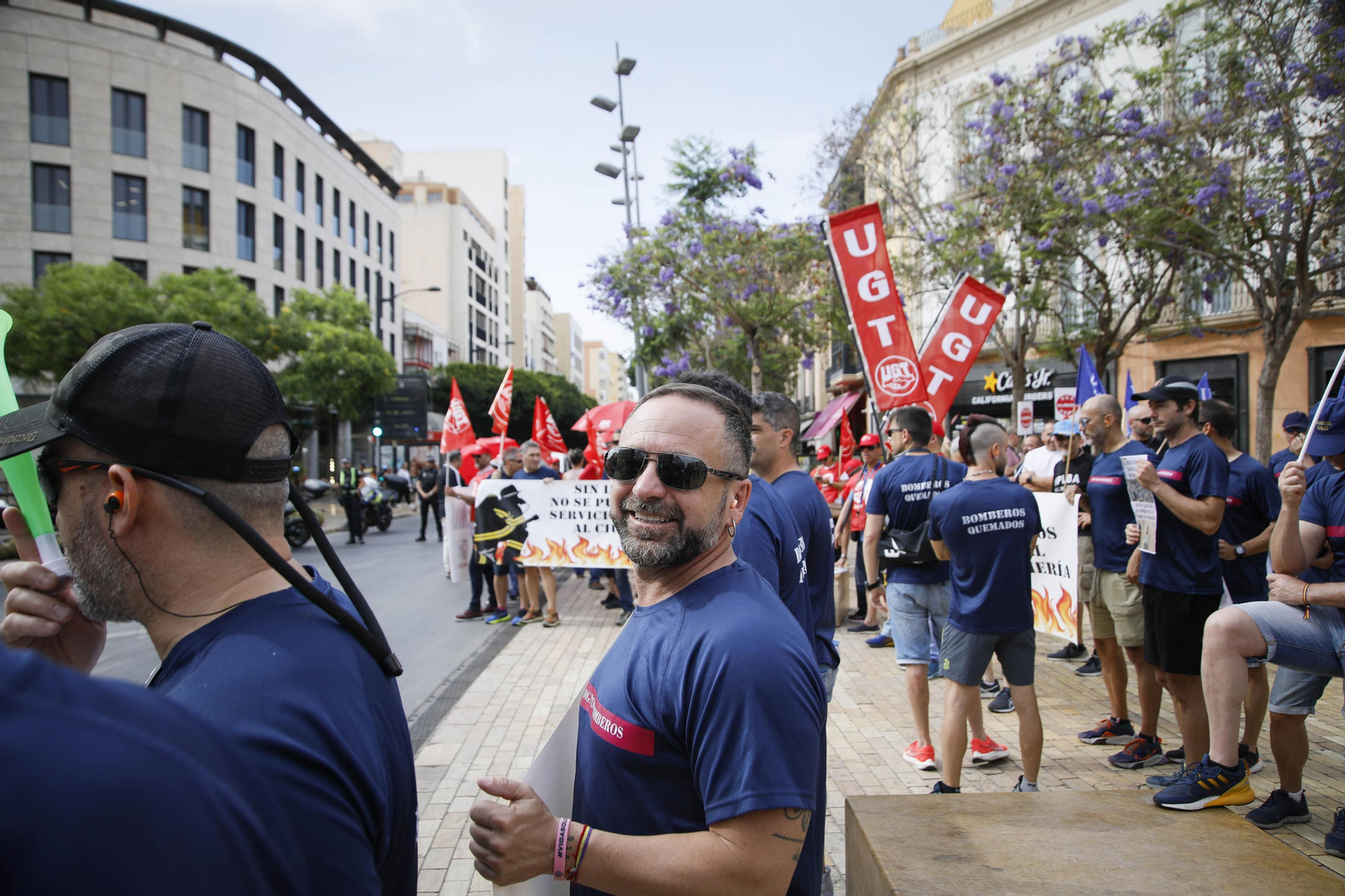Manifestación de los bomberos quemados de Almería, en imágenes