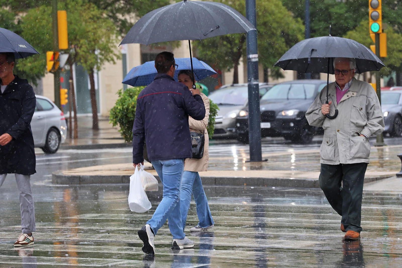 Imágenes de la lluviosa mañana de sábado en Huelva