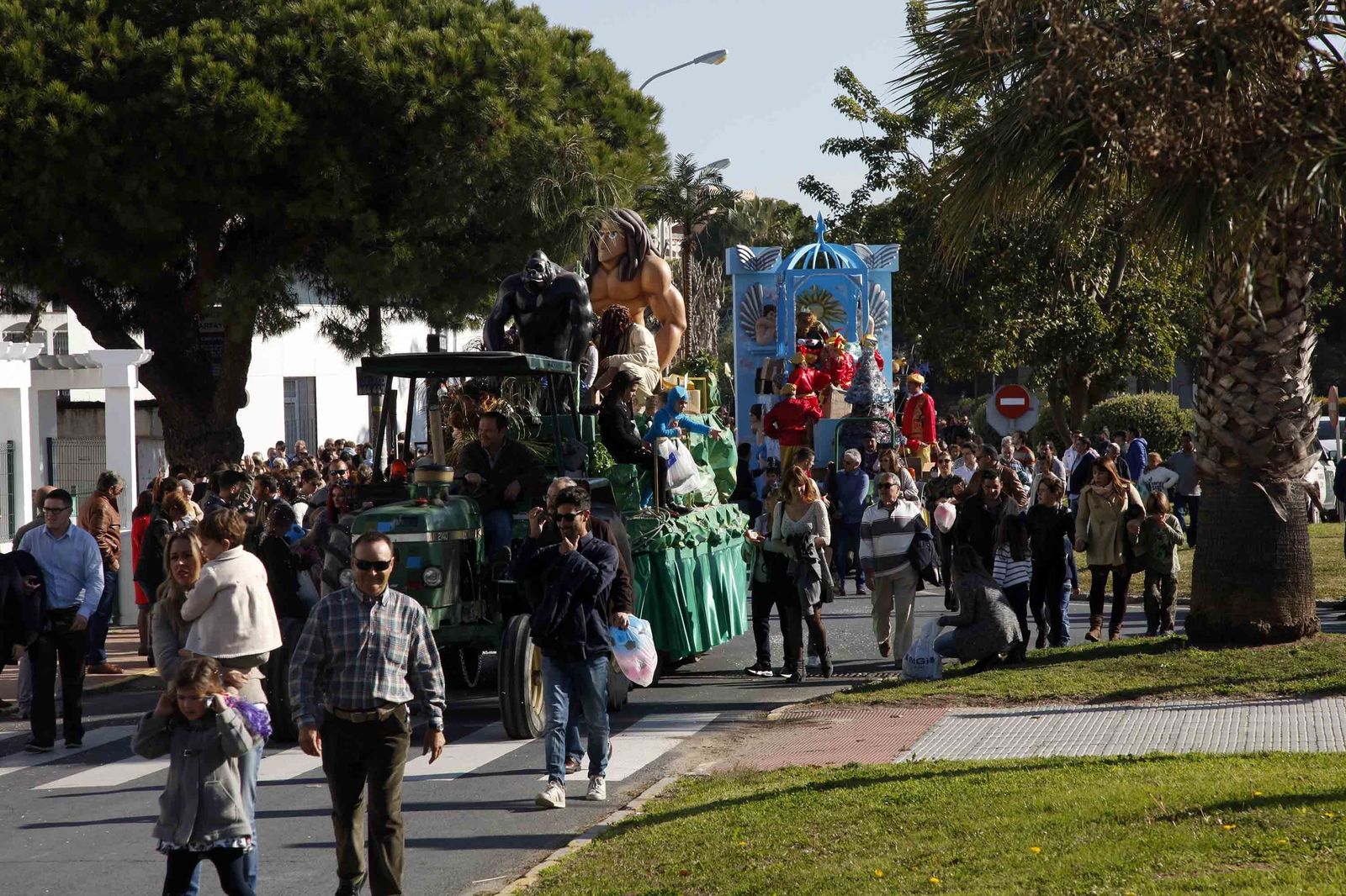 Desde las 12. Esa fue la hora a la que comenzó ayer la cabalgata que es organizada desde hace varios años por la Asociación de Vecinos La Laguna. La comitiva estuvo compuesta por ocho carrozas desde las que se arrojaron caramelos, balones y paquetes de jamón loncheado. Por vez primera se realizó una nevada artificial de espuma.