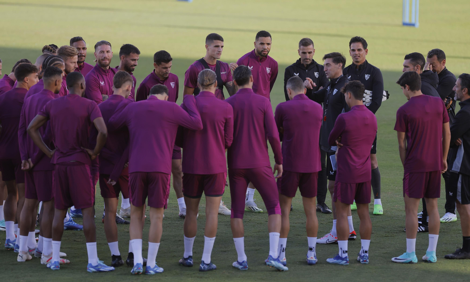 Diego Alonso se dirige a su plantilla en el entrenamiento de este lunes.
