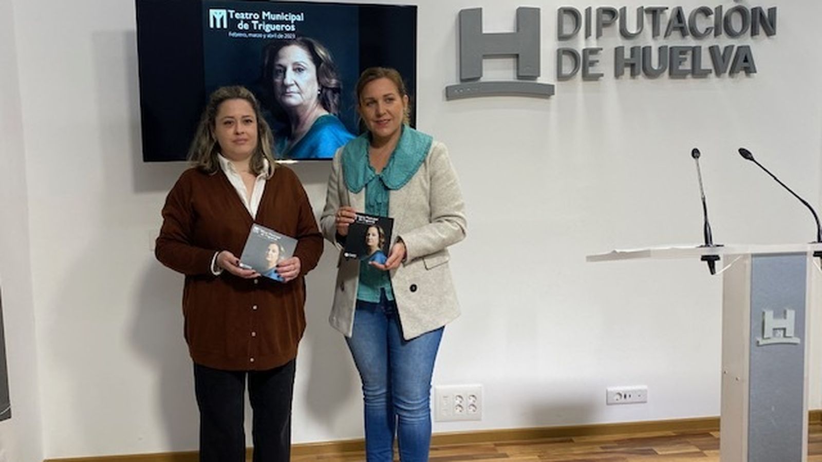 La diputada de presidencia, Belén Castillo, junto a la concejala de cultura del Ayuntamiento de Trigueros, Irene Montiel, en la presentación del programa de Teatro de Trigueros para esta temporada