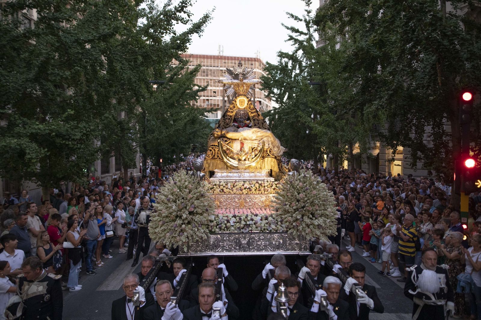 Granada se lanza a la calle con su Virgen de las Angustias