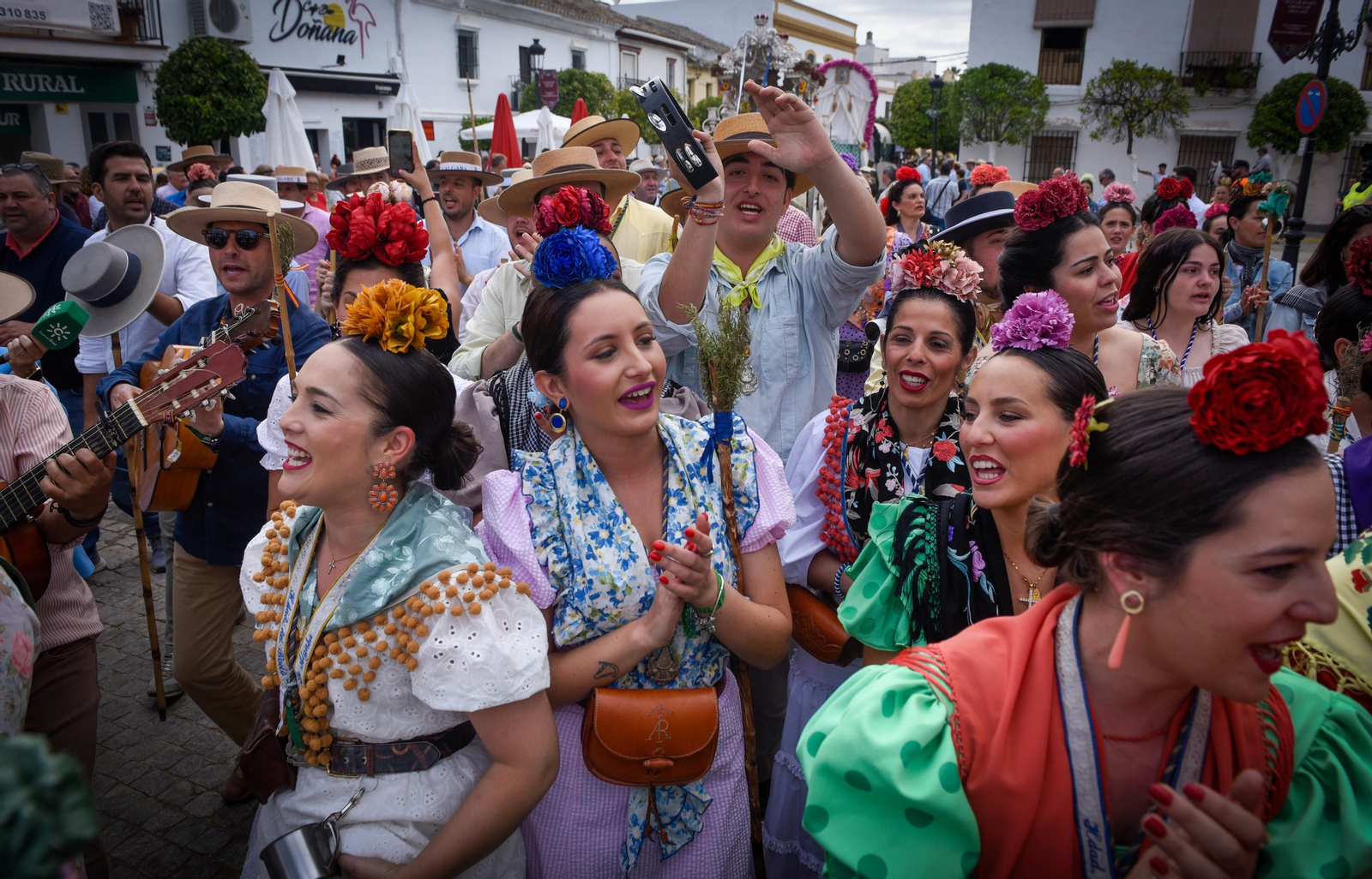 El paso de las Hermandades de El Rocío por Villamanrique, en imágenes