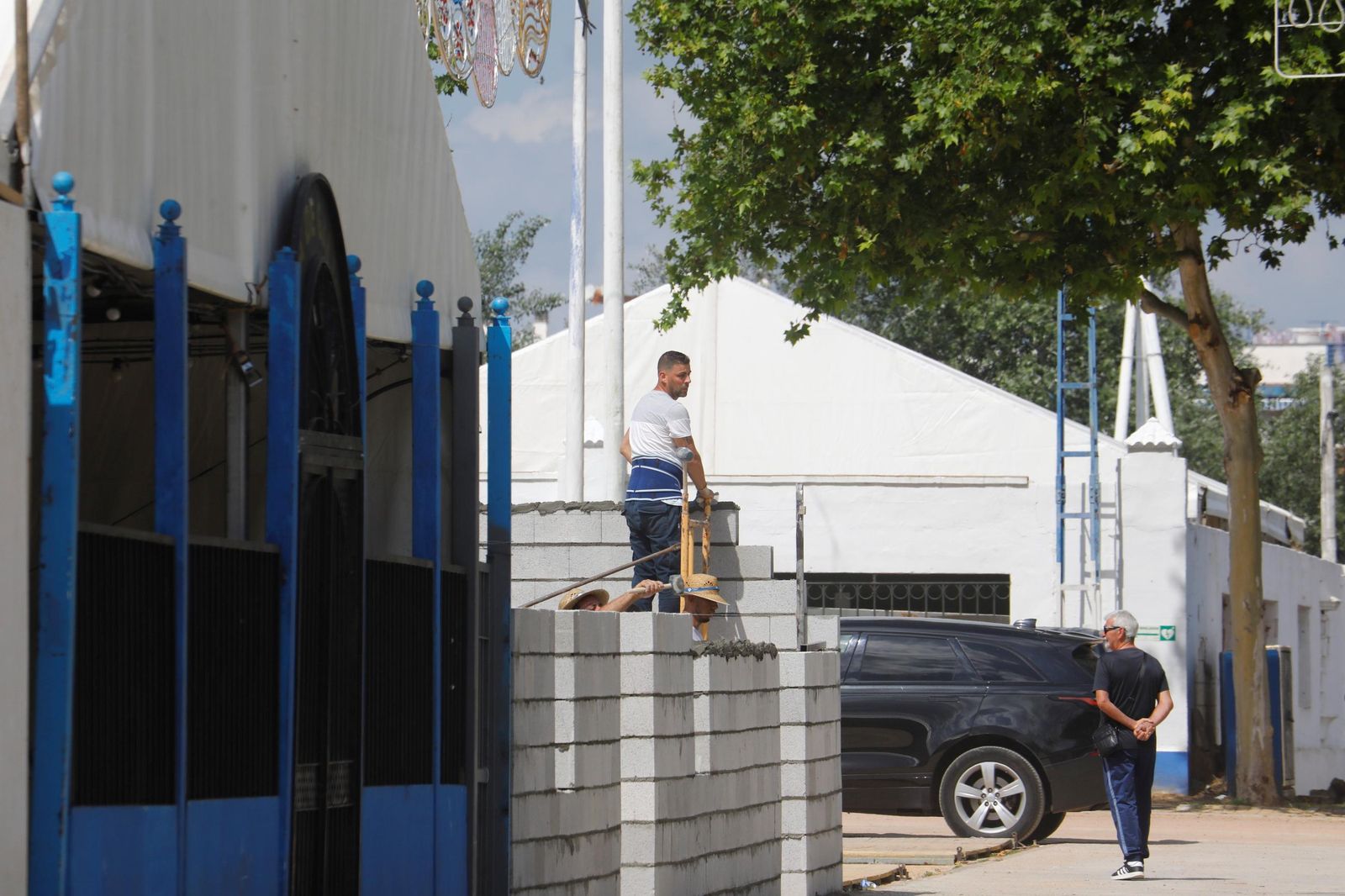 Los preparativos de las casetas de la Feria de Córdoba, en imágenes