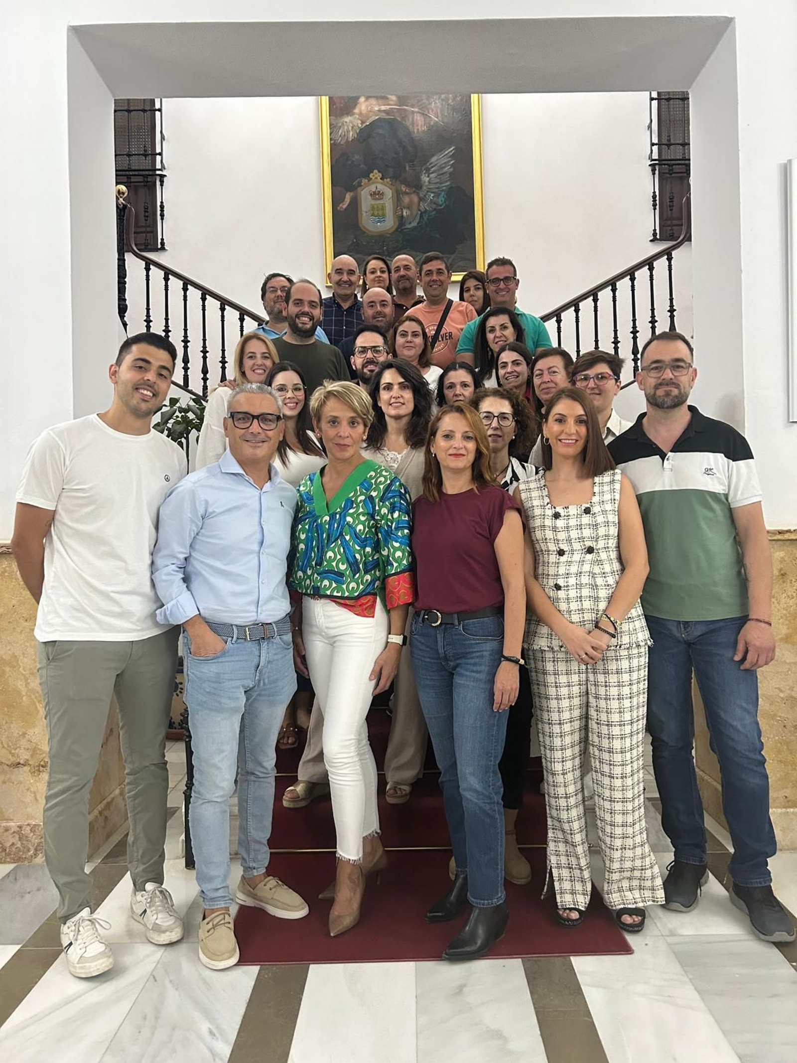 Representantes de las cinco cofradías posan en la escalinata del Ayuntamiento