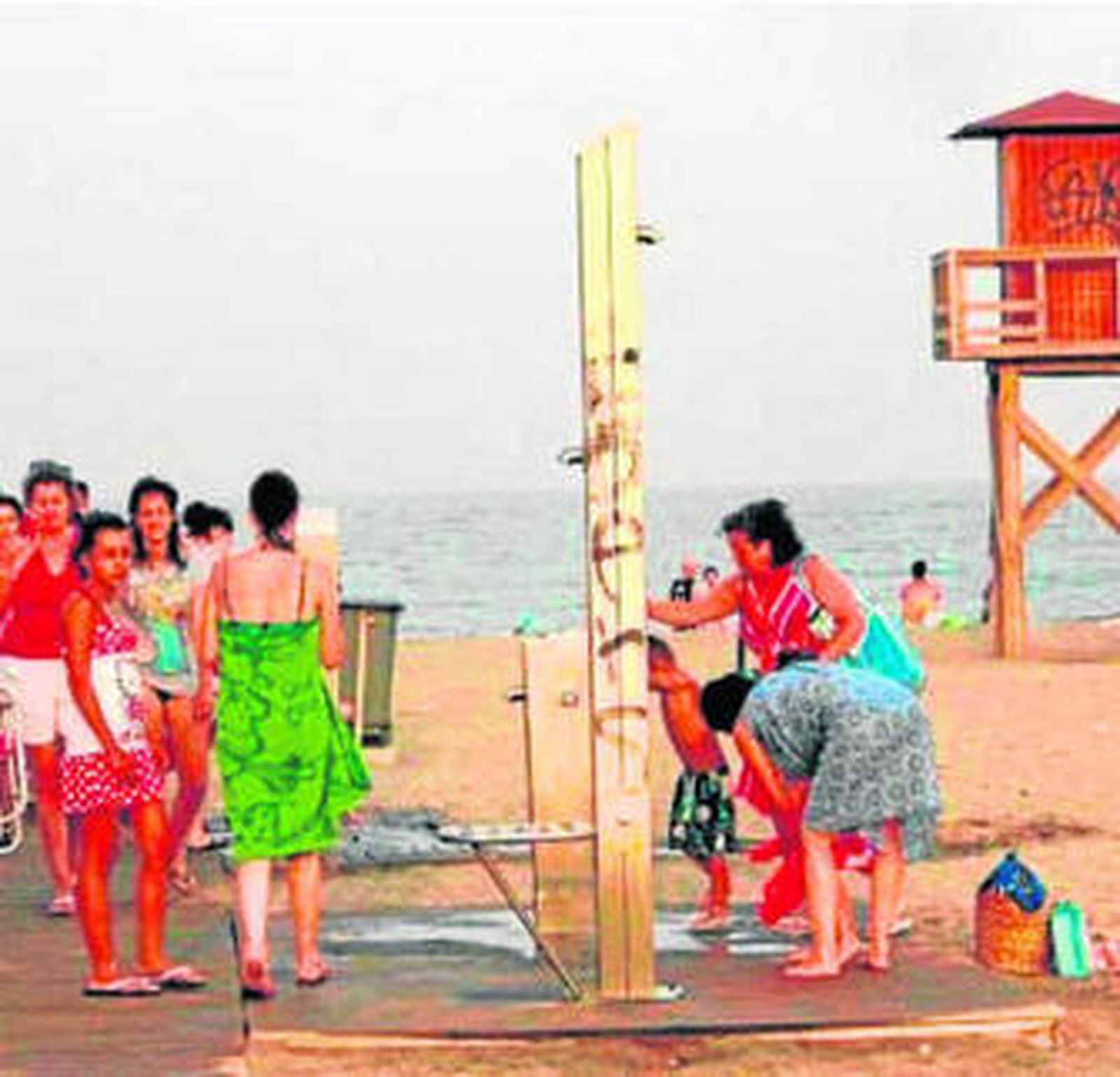 Bañistas en la playa de Vera, donde fue visto el tiburón.