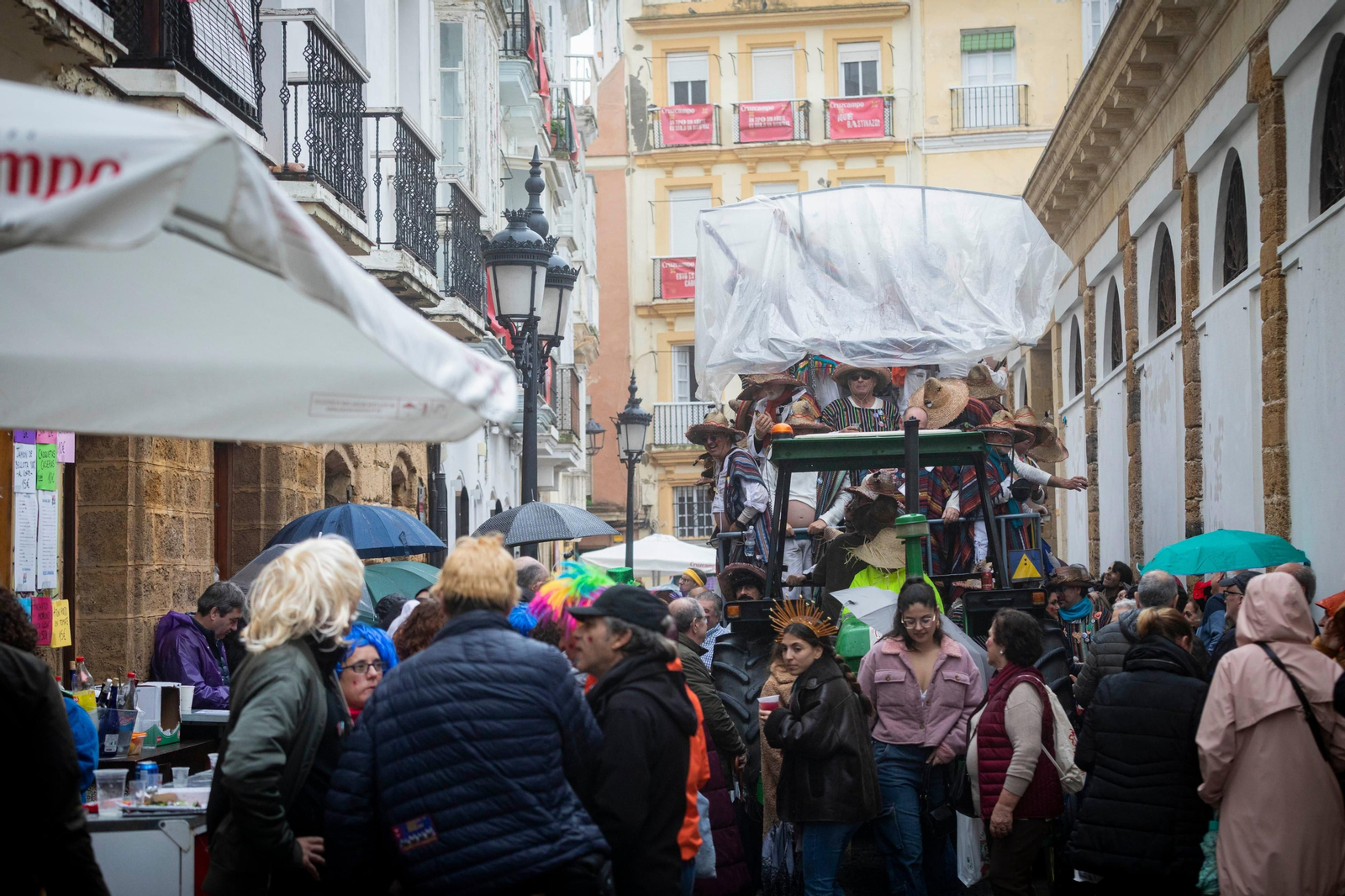 Las mejores imágenes de un Lunes de Coros pasado por agua en el Carnaval de Cádiz 2024
