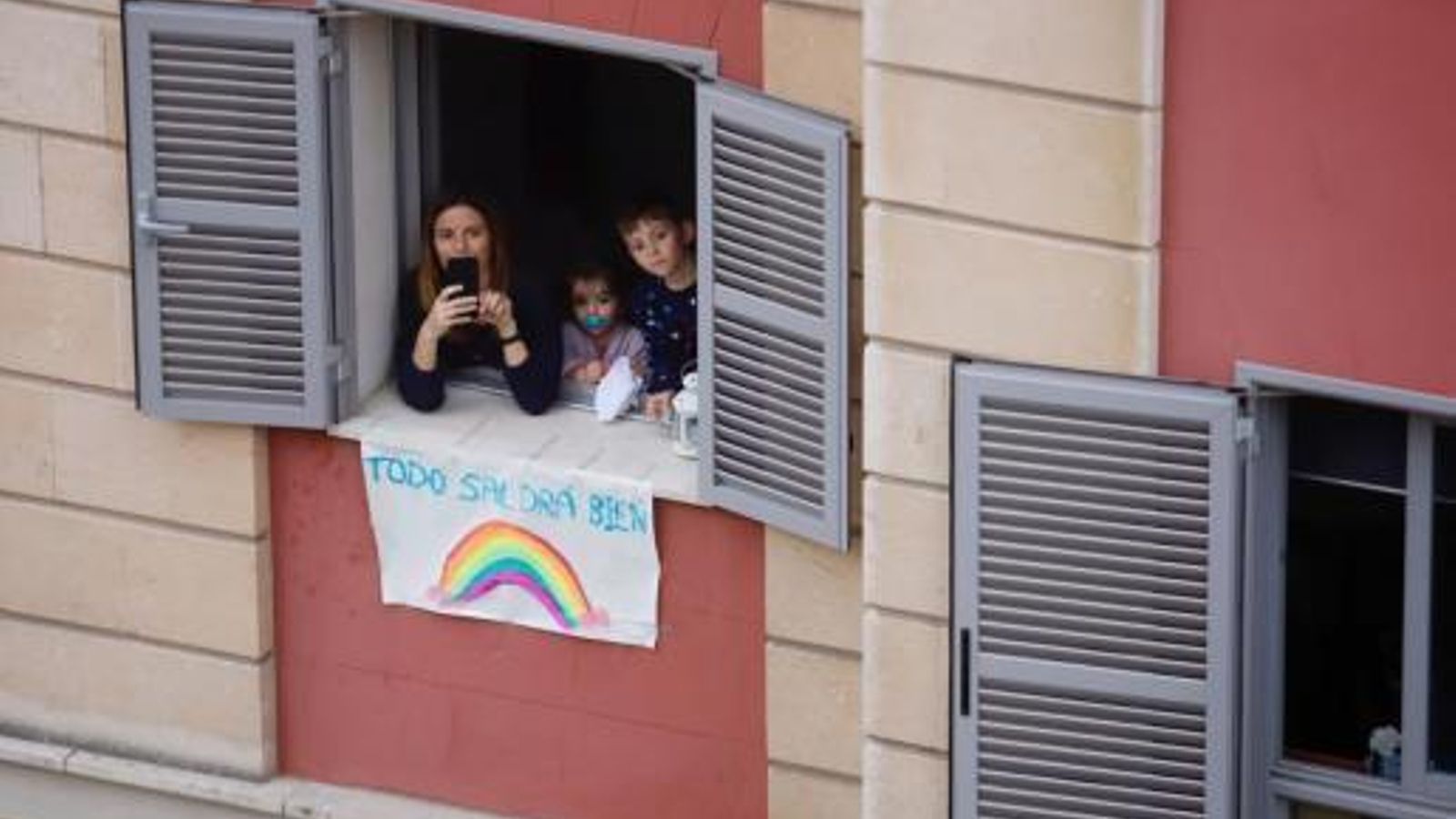 Balcones y ventanas se llenan con el arcoiris solidario y de esperanza de los niños confinados.