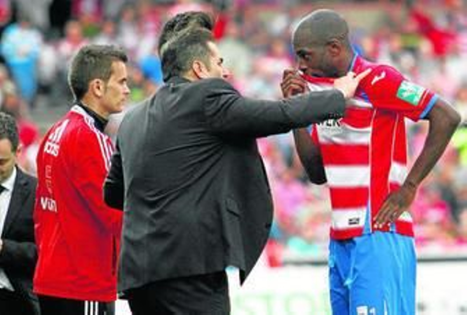 Sandoval habla con Nyom durante el encuentro de ayer.