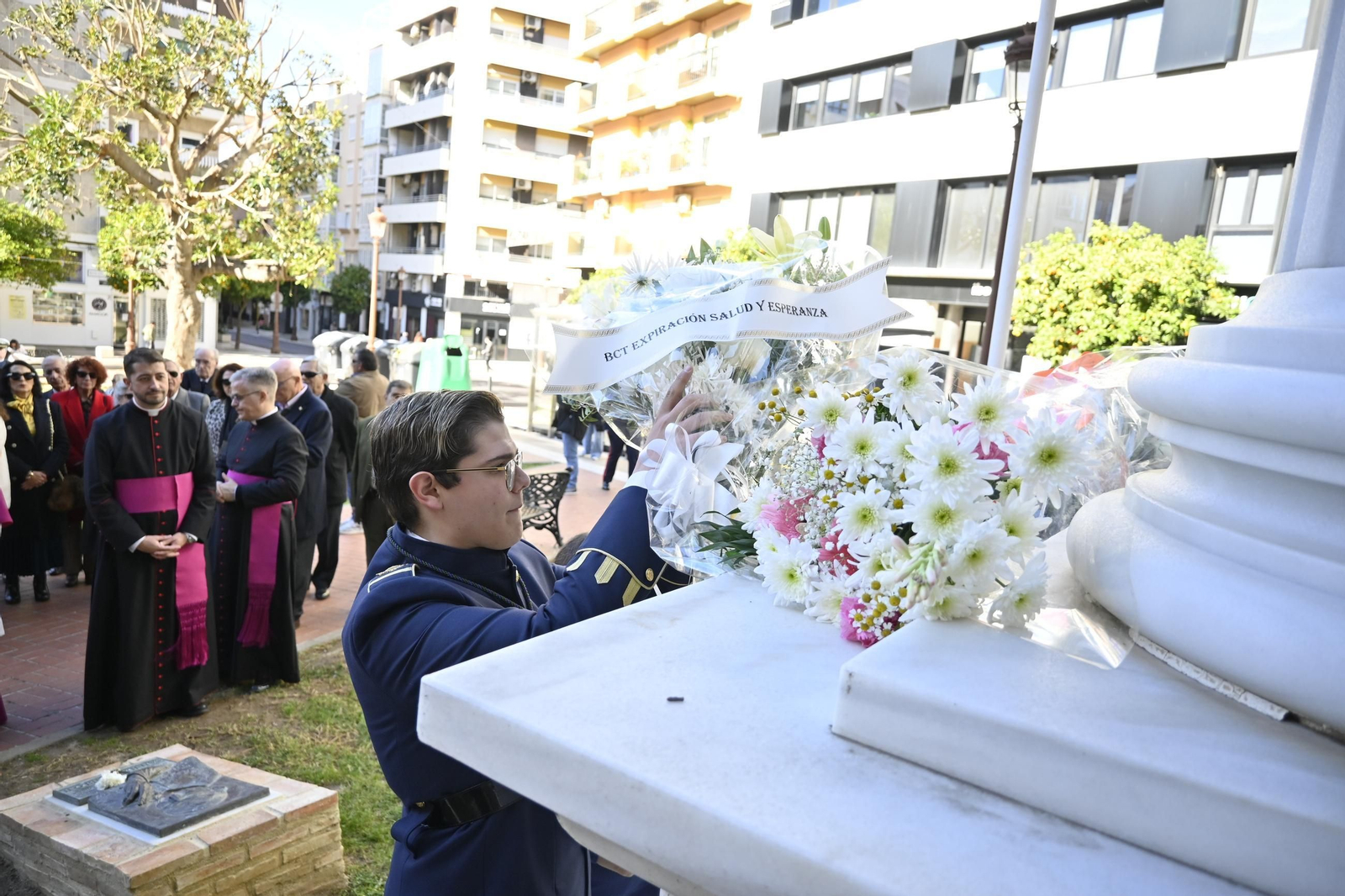 Imágenes de la ofrenda floral por parte de la Comisión del Monumento a la Inmaculada