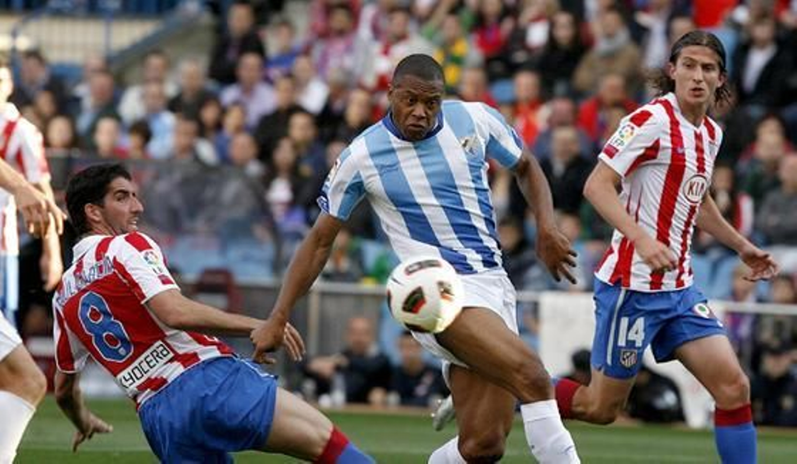 El Málaga golea al Atlético en el Calderón (0-3). / EFE