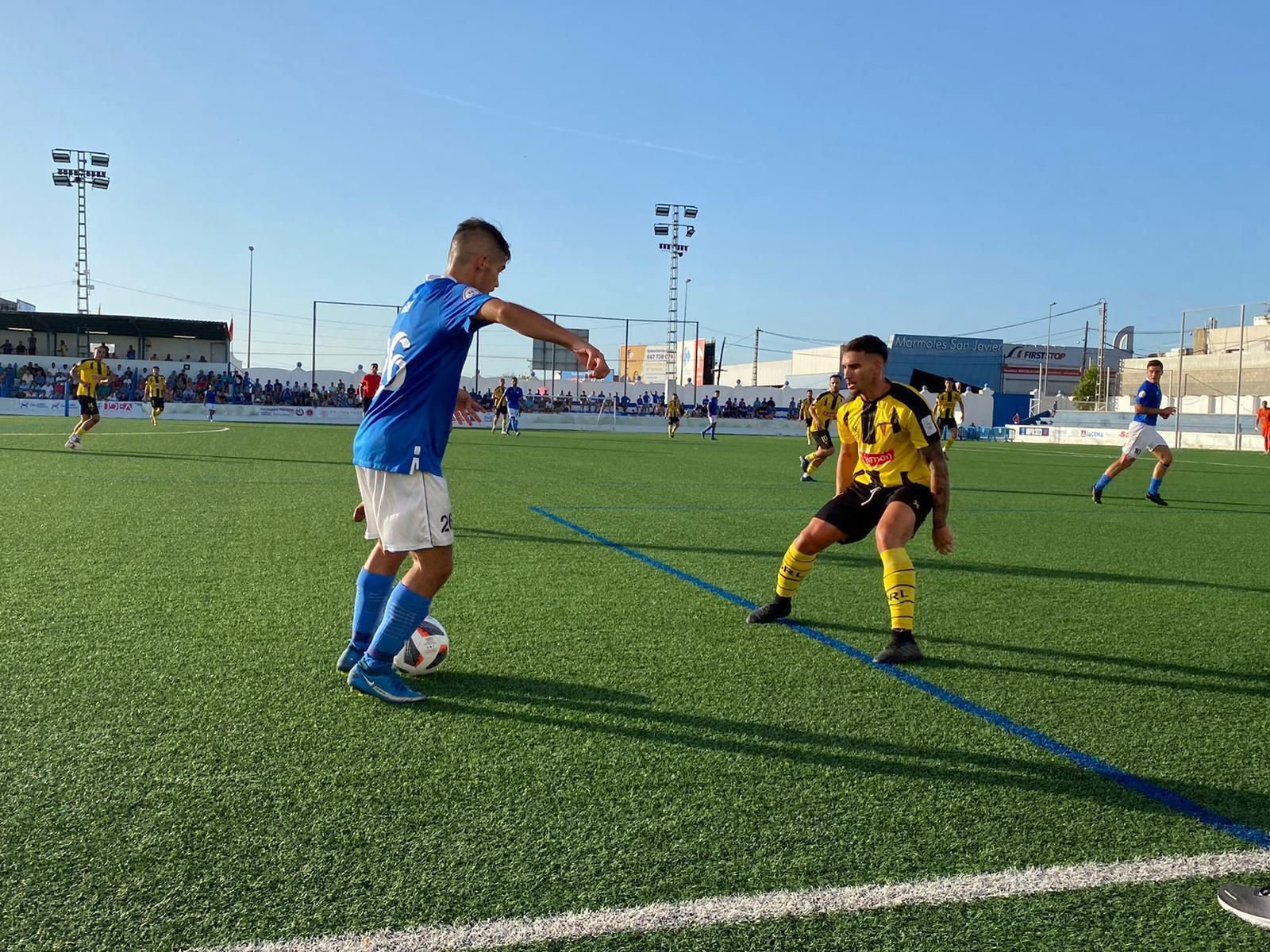 Un momento del partido entre el Mar Menor y el San Roque de Lepe.