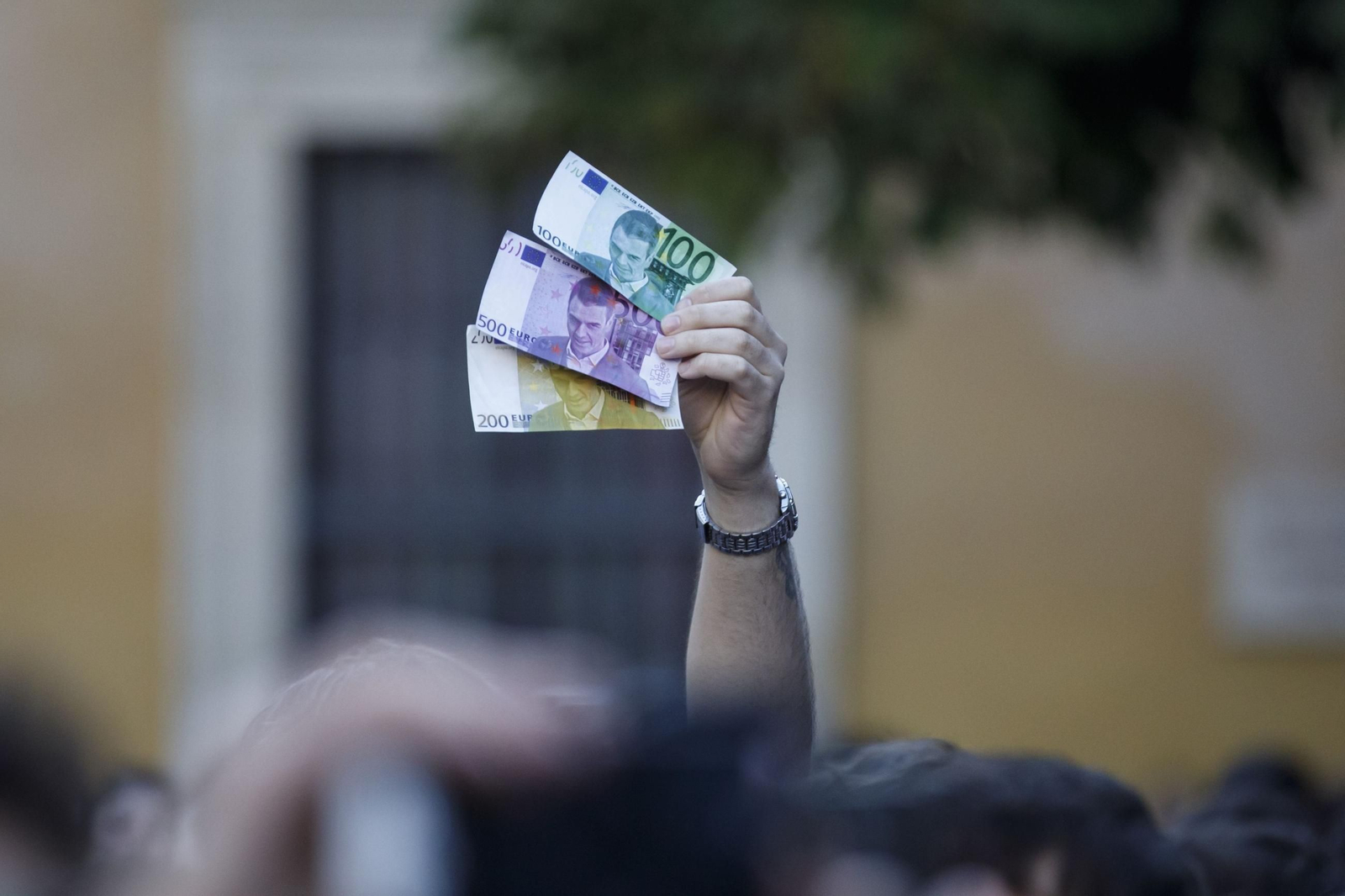 Fotos: Tensión en la Plaza de Derecho de Granada ante la presencia de Vito Quiles