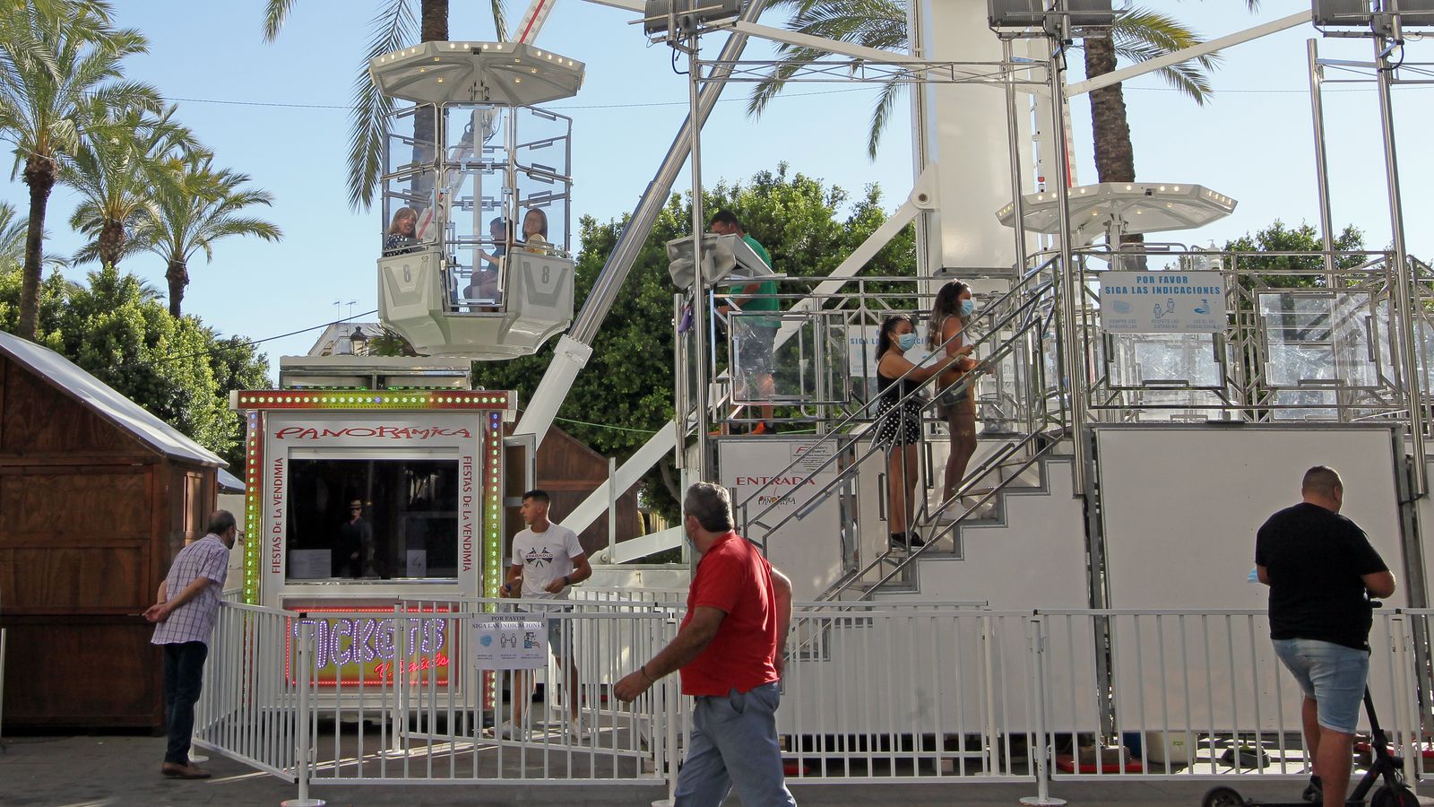 La noria de la plaza del Arenal, en funcionamiento en una imagen tomada en la tarde del 2 de septiembre.