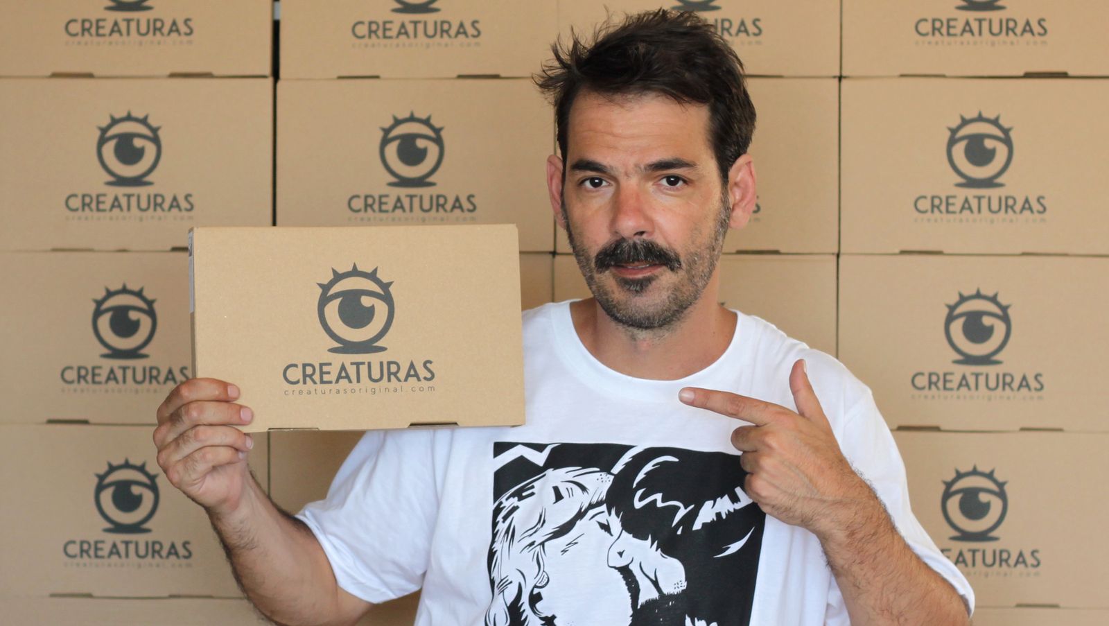 Miguel Guillén posa con una de las cajas con el logo de la marca recién creada.
