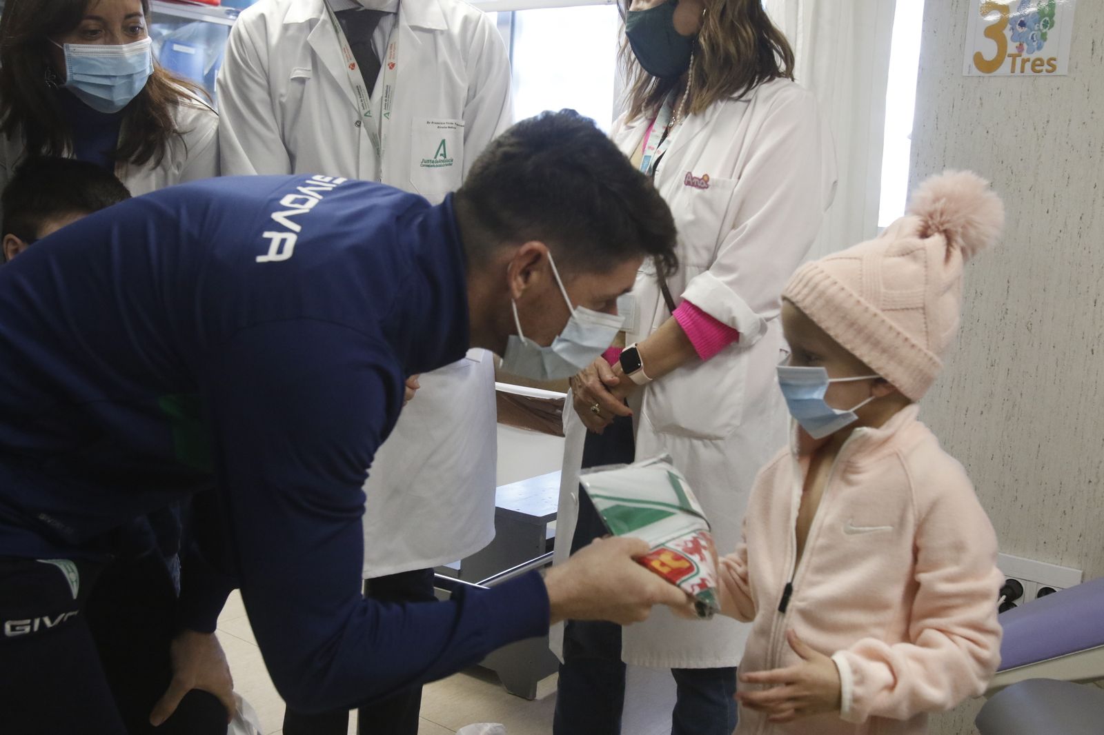 La visita del Córdoba CF al Hospital Reina Sofía, en imágenes
