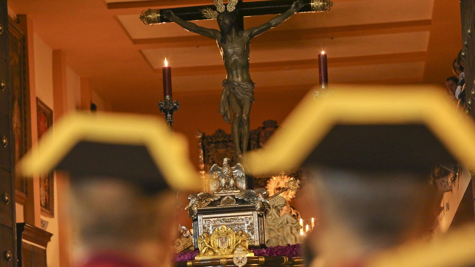 Dos guardias civiles contemplan al Cristo de la Expiración