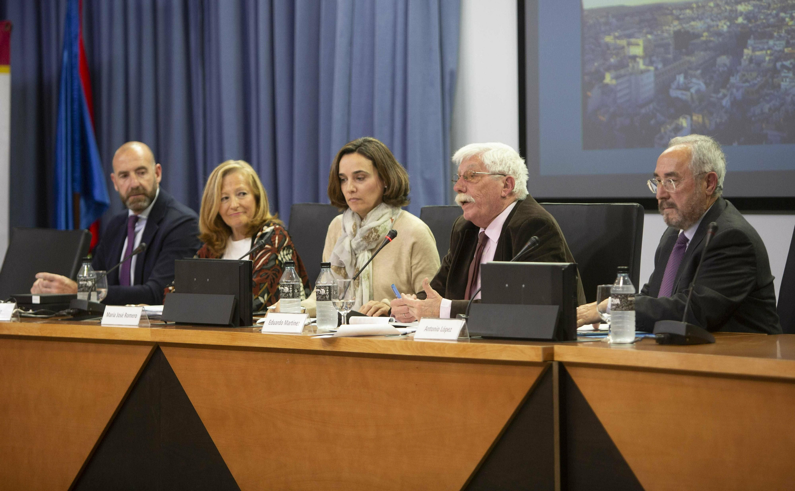 Martínez Zúñiga interviene flanqueado a su dcha. por Sánchez Rojas, Diz y Romero, y a su izqda. por López Balbuena.