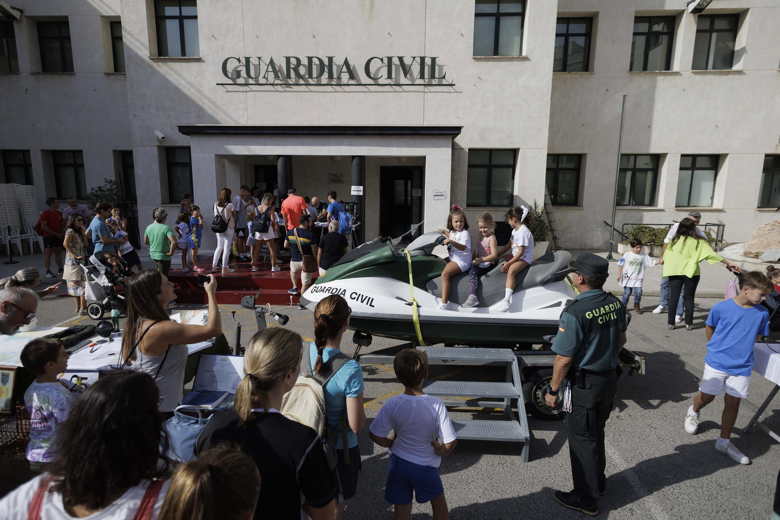 Todas las imágenes de la Jornada de Puertas Abiertas en la Guardia Civil de Cádiz