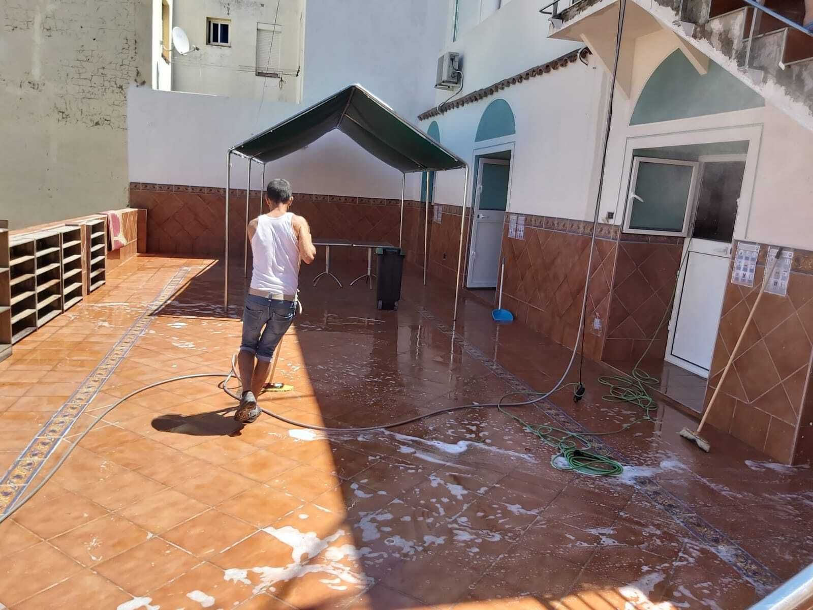 Labores de desinfección en la mezquita Al-Huda