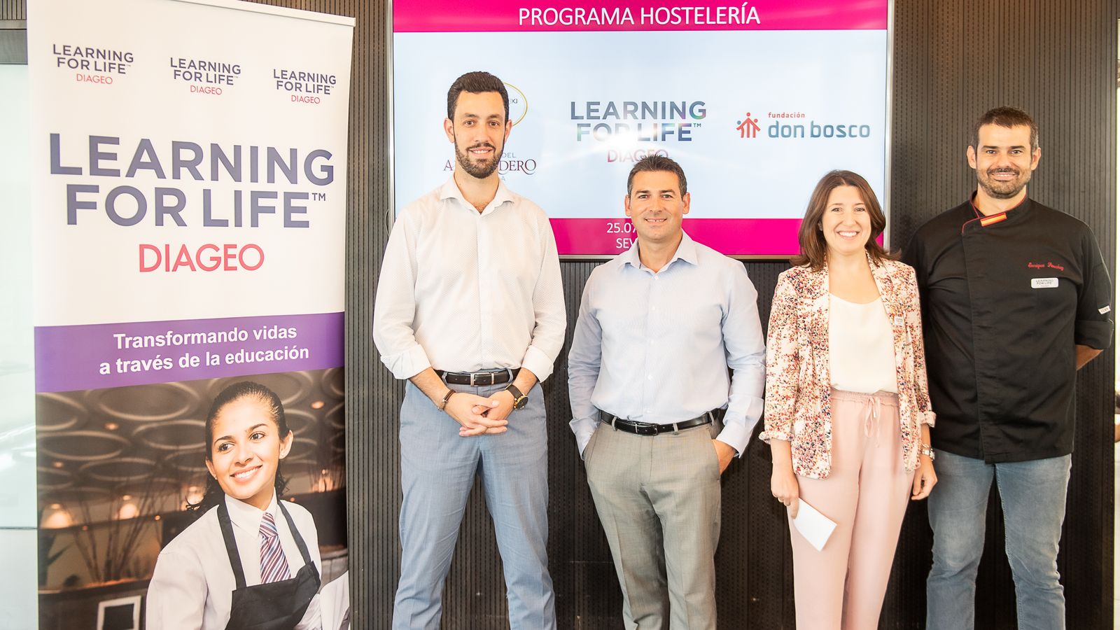 Iñaki Echeveste, director de la Escuela de Hostelería de Sevilla; Antonio J. Mengual, director territorial Sevilla de la Fundación Don Bosco; Beatriz Blasco, directora de Asuntos Corporativos de Diageo y el chef Enrique Sánchez.
