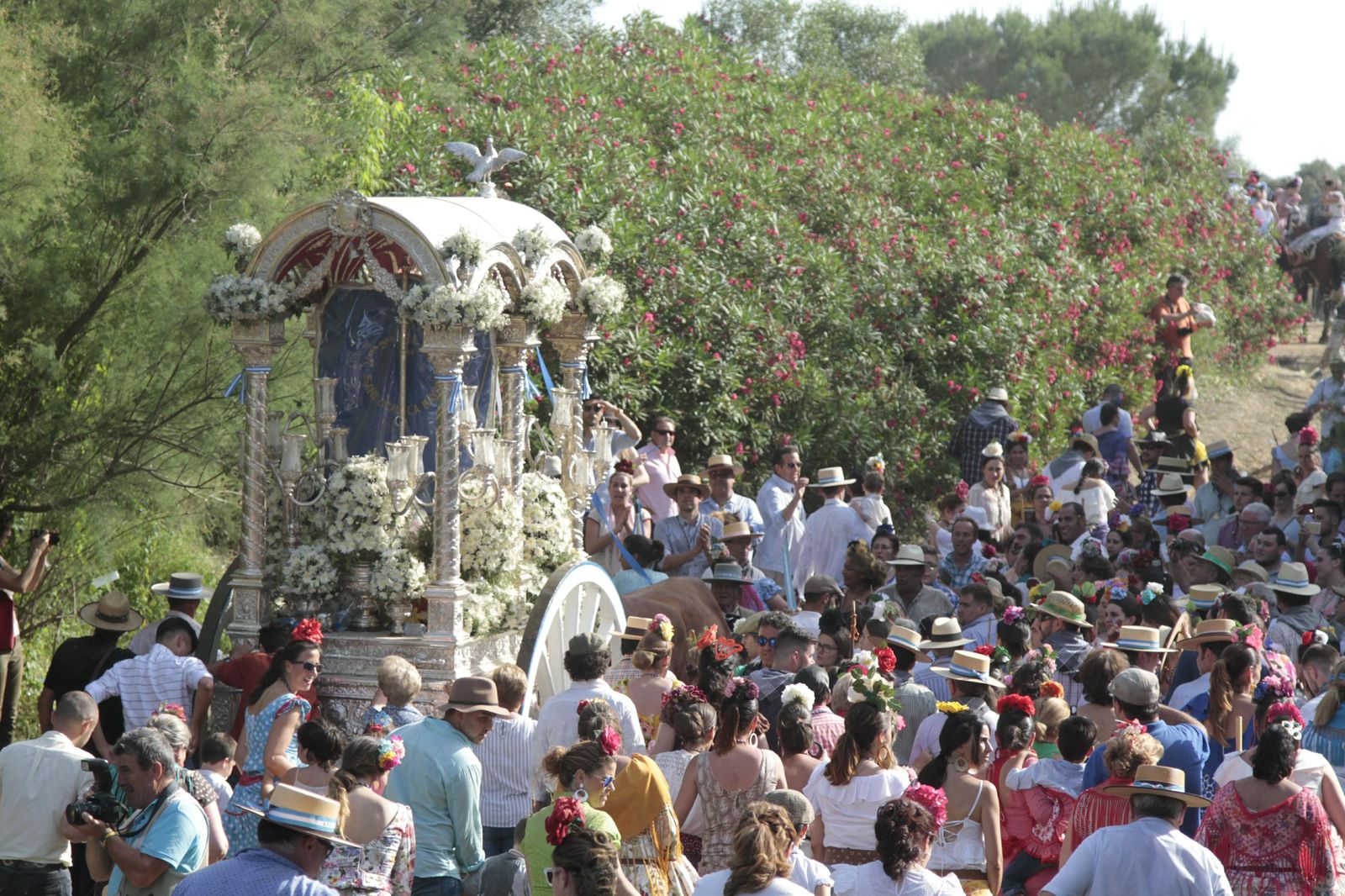Las hermandades cruzan el vado del Quema