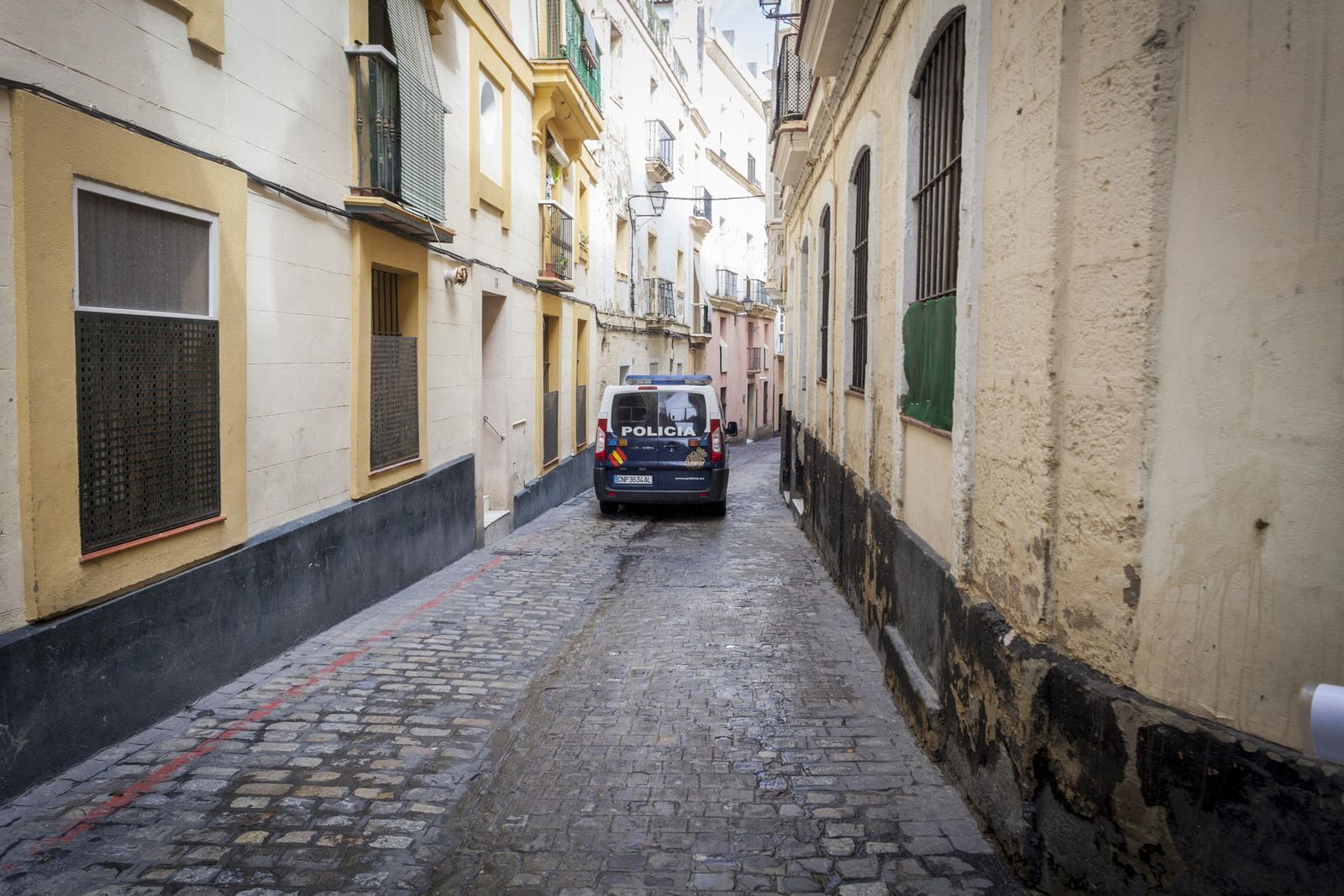 La luz ha vuelto a las farolas del barrio de Santa María de Cádiz