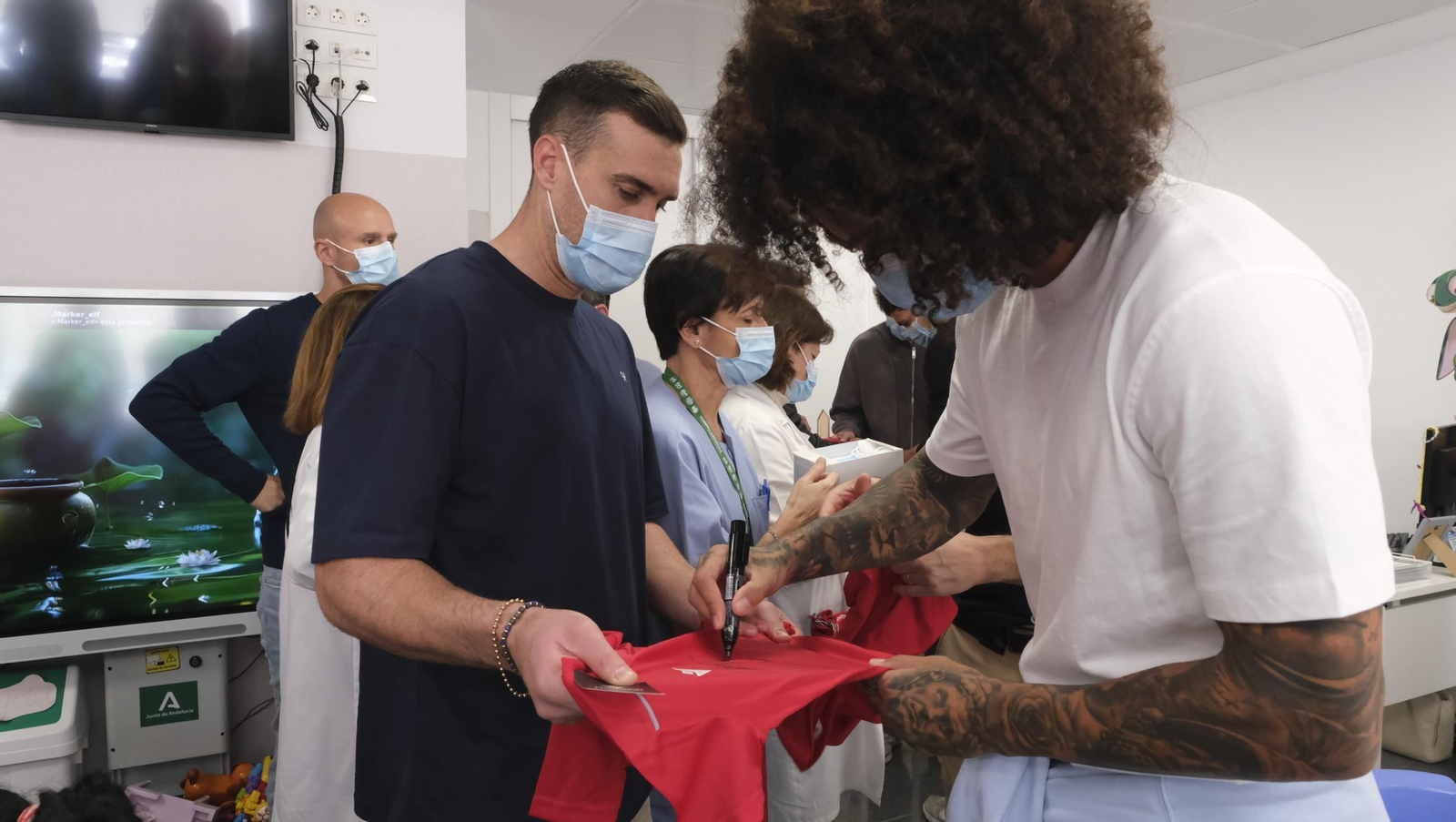 Las imágenes de la visita de los jugadores del Almería a los niños de Torrecárdenas