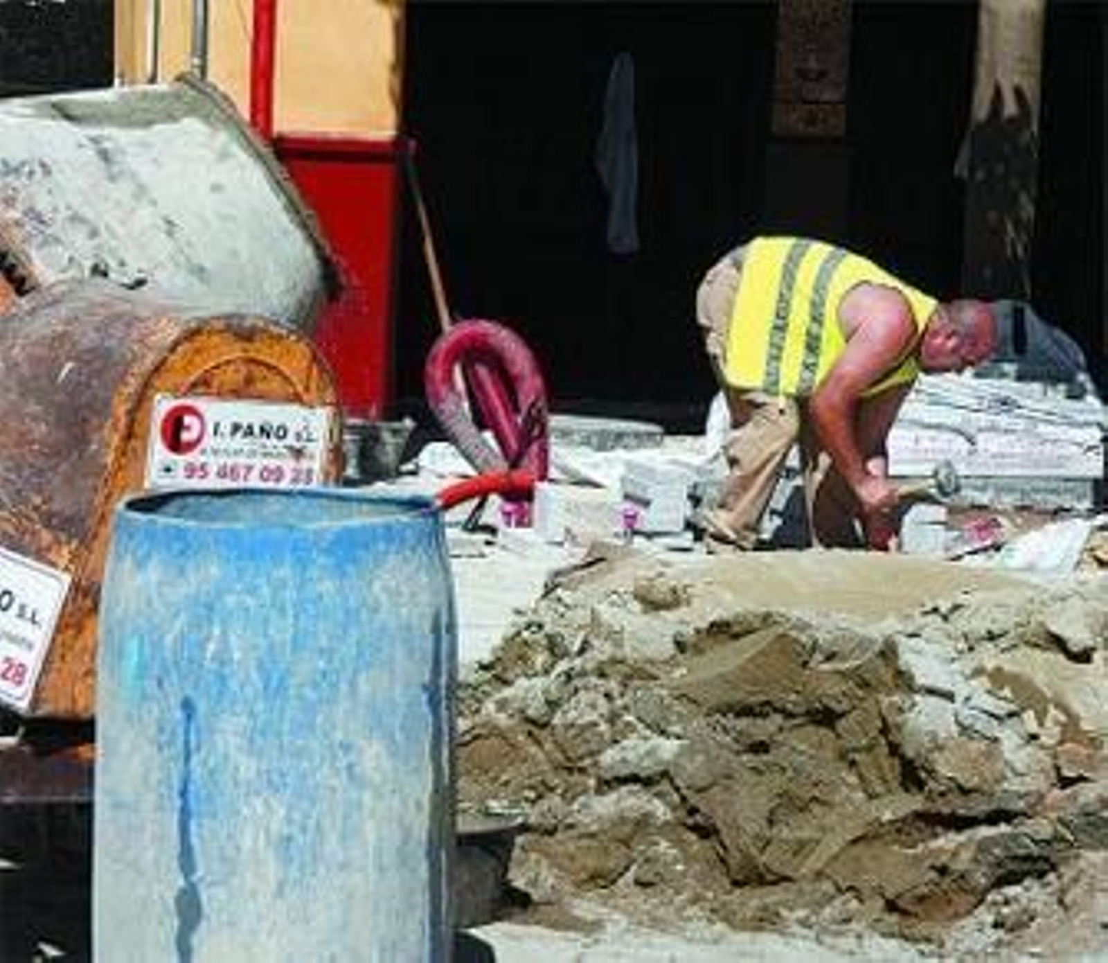 Un obrero de la construcción trabaja en una de las obras de Sevilla.