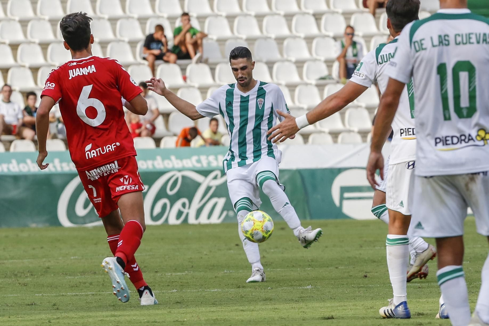 Víctor Ruiz juega el balón en el partido ante el Real Murcia. Víctor Ruiz juega el balón en el partido ante el Real Murcia.