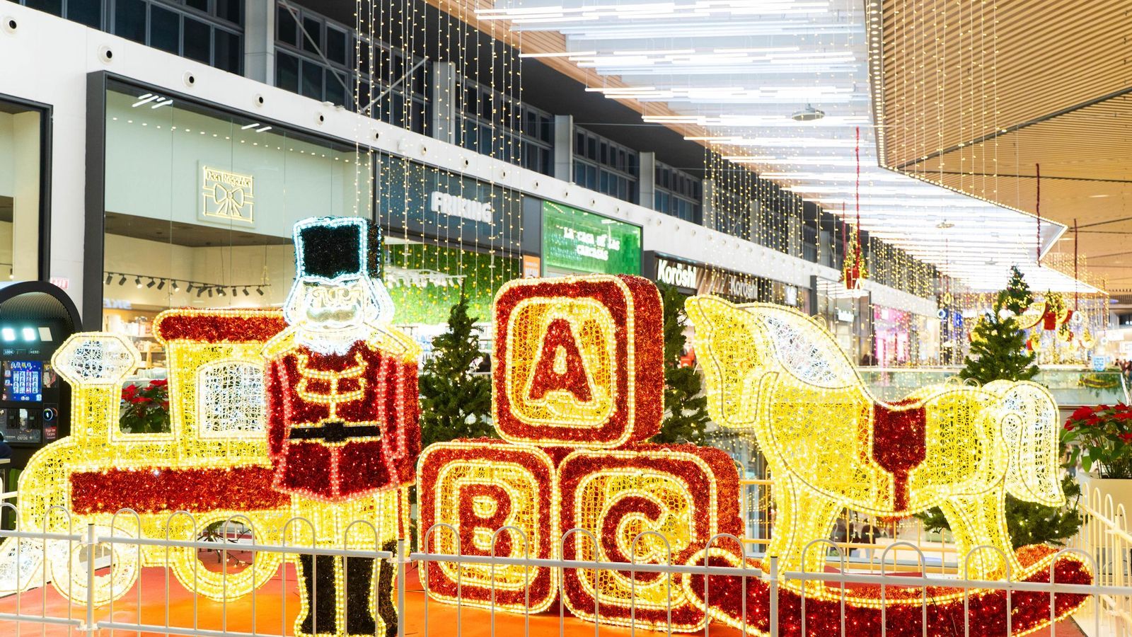 Decoración dentro del Centro Comercial Lagoh