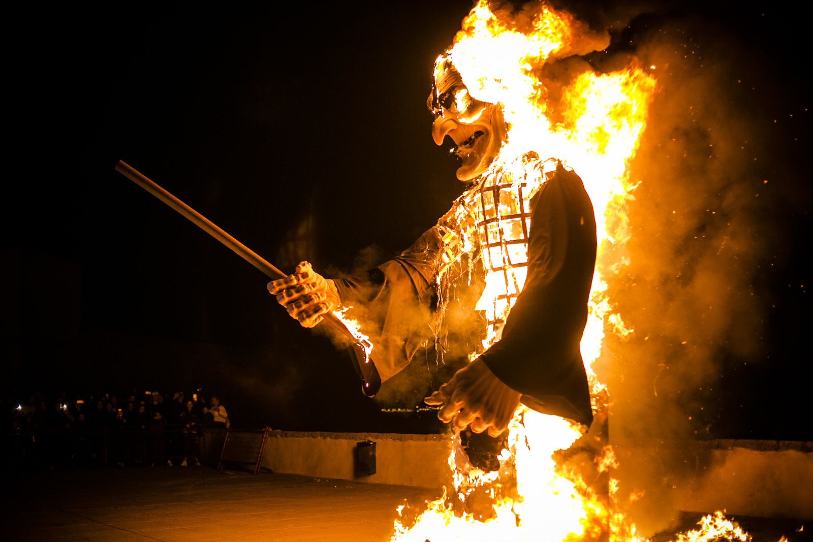 La quema de la Bruja Piti y los fuegos artificiales despidieron el Carnaval