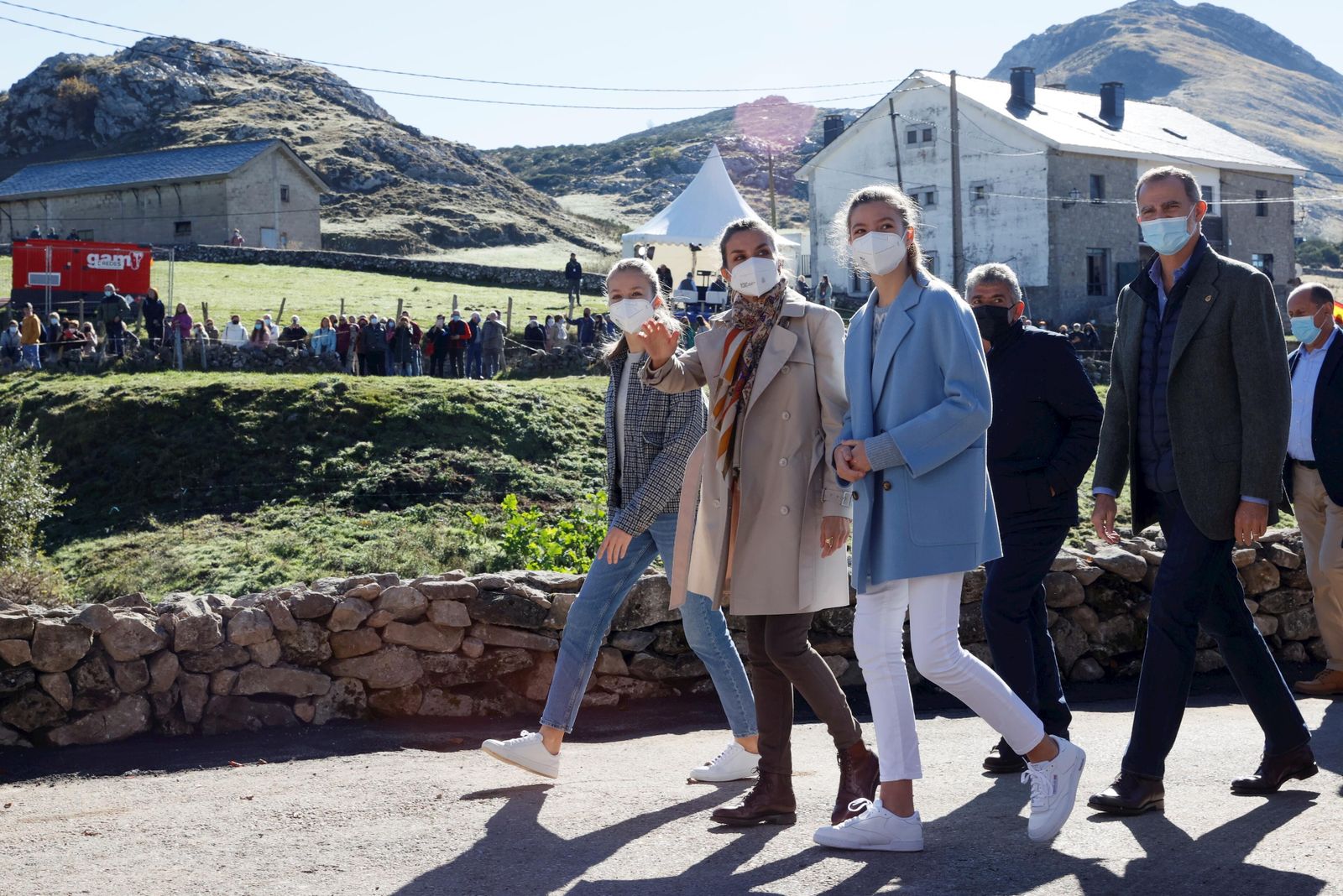 Los Reyes y sus hijas, durante su paseo por Santa María del Puerto, 'Pueblo Ejemplar 2021'.