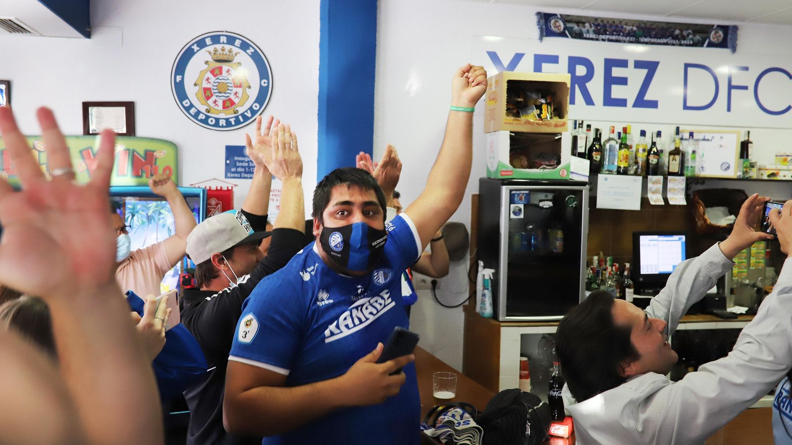 Varios aficionados, celebrando uno de los goles del XDFC.