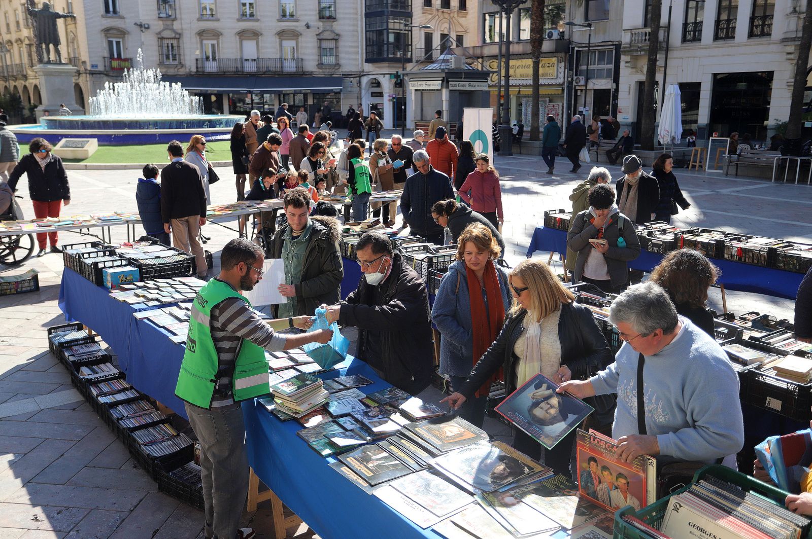 Imágenes del mercadillo de Ayre Solidario en la Plaza de las Monjas