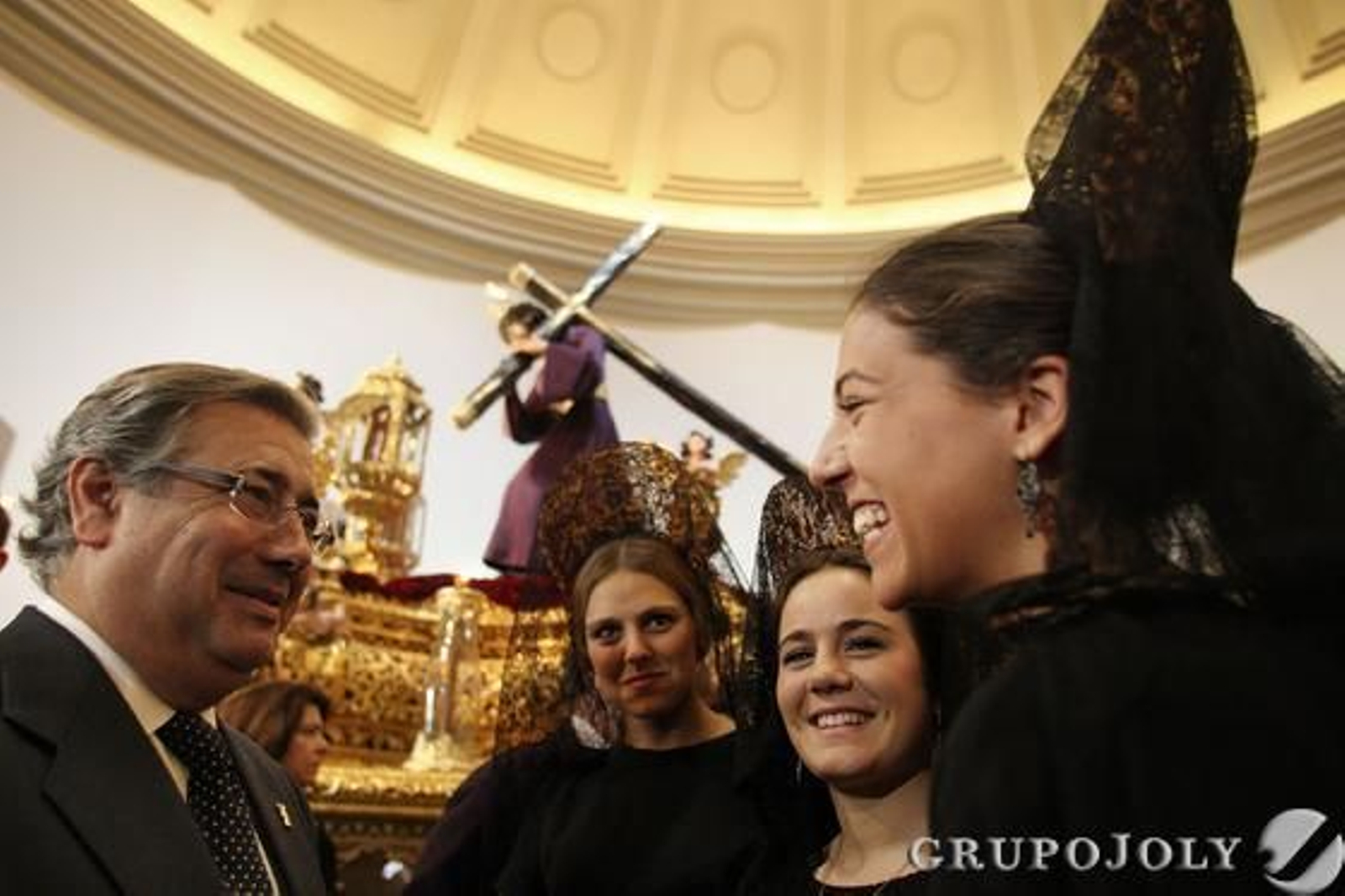 El alcalde de Sevilla, Juan Ignacio Zoido, con jóvenes de mantilla en la Basílica del Gran Poder.