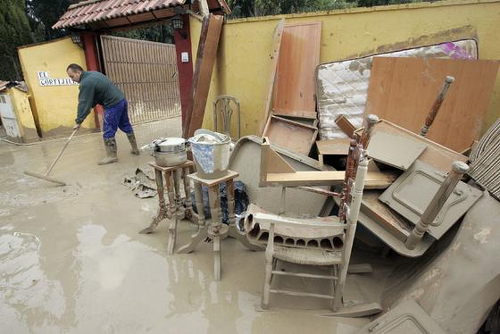 Los afectados por las inundaciones realizan trabajos de limpieza de agua y lodo acumulado.

Foto: Óscar Barrionuevo